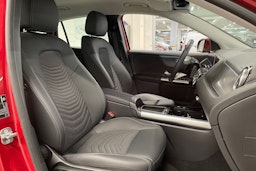 Punainen Mercedes-Benz EQA 2024 kuva 31.