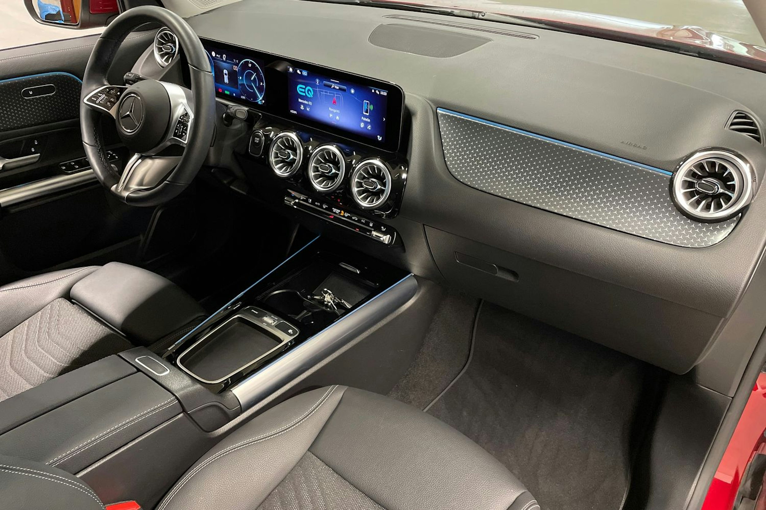 Punainen Mercedes-Benz EQA 2024 kuva 32.