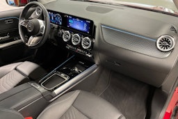 Punainen Mercedes-Benz EQA 2024 kuva 32.