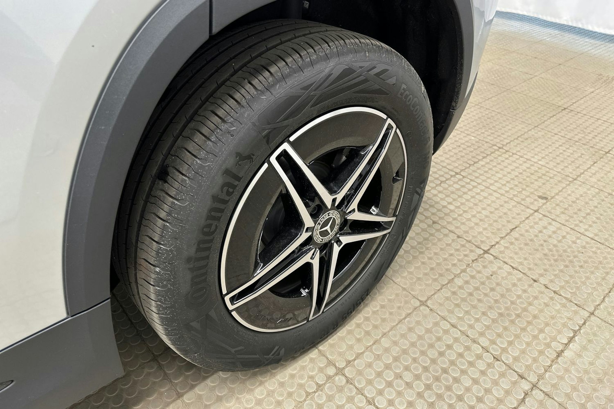 harmaa Mercedes-Benz EQA 2024 kuva 13.