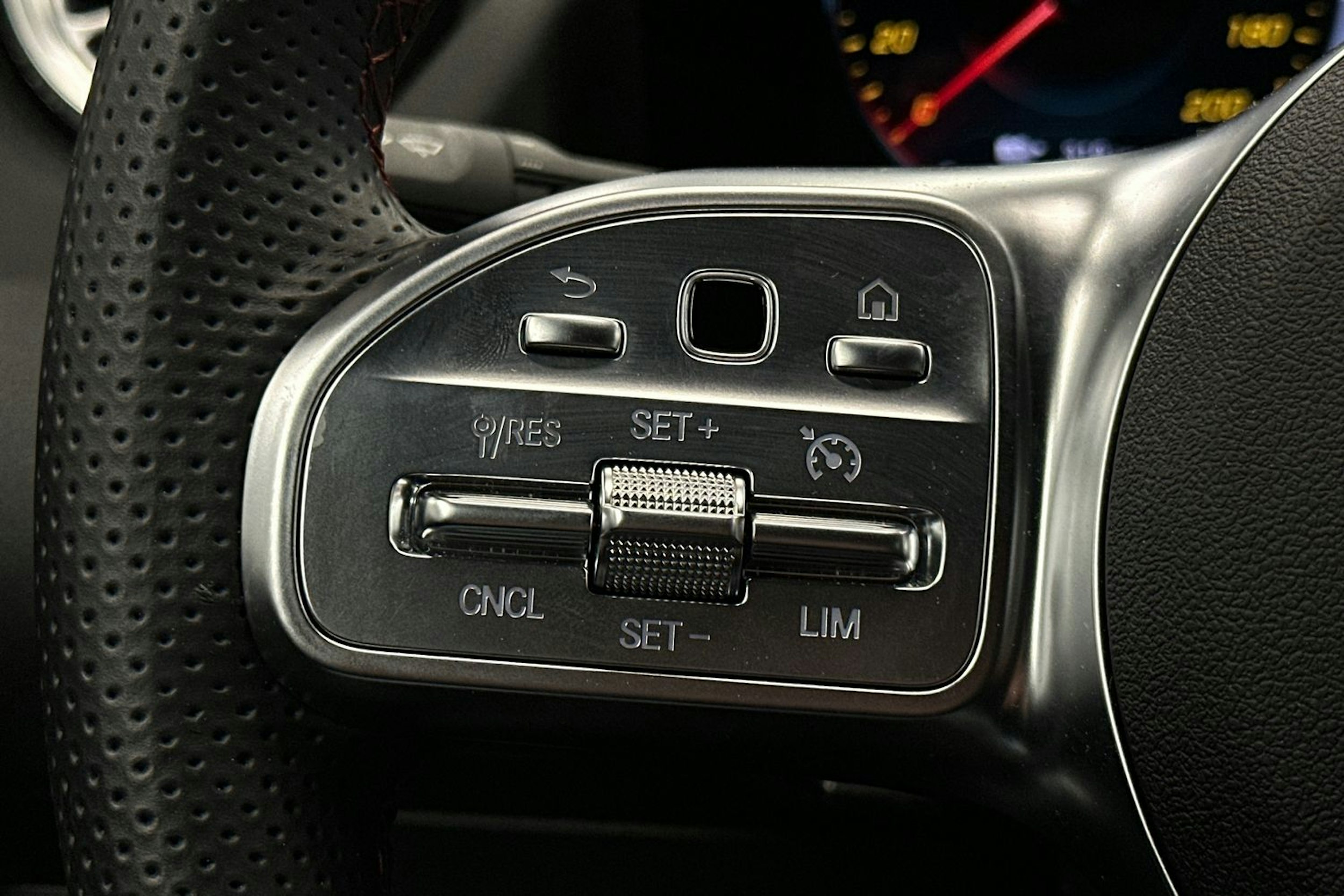 harmaa Mercedes-Benz EQA 2024 kuva 17.