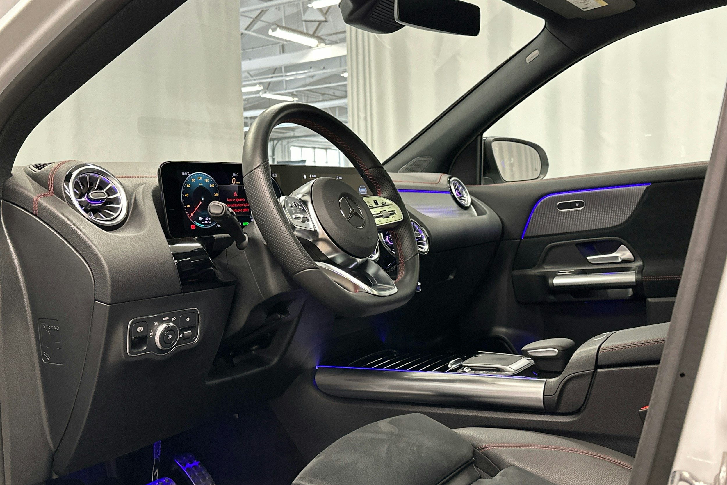 valkoinen Mercedes-Benz EQA 2024 kuva 6.
