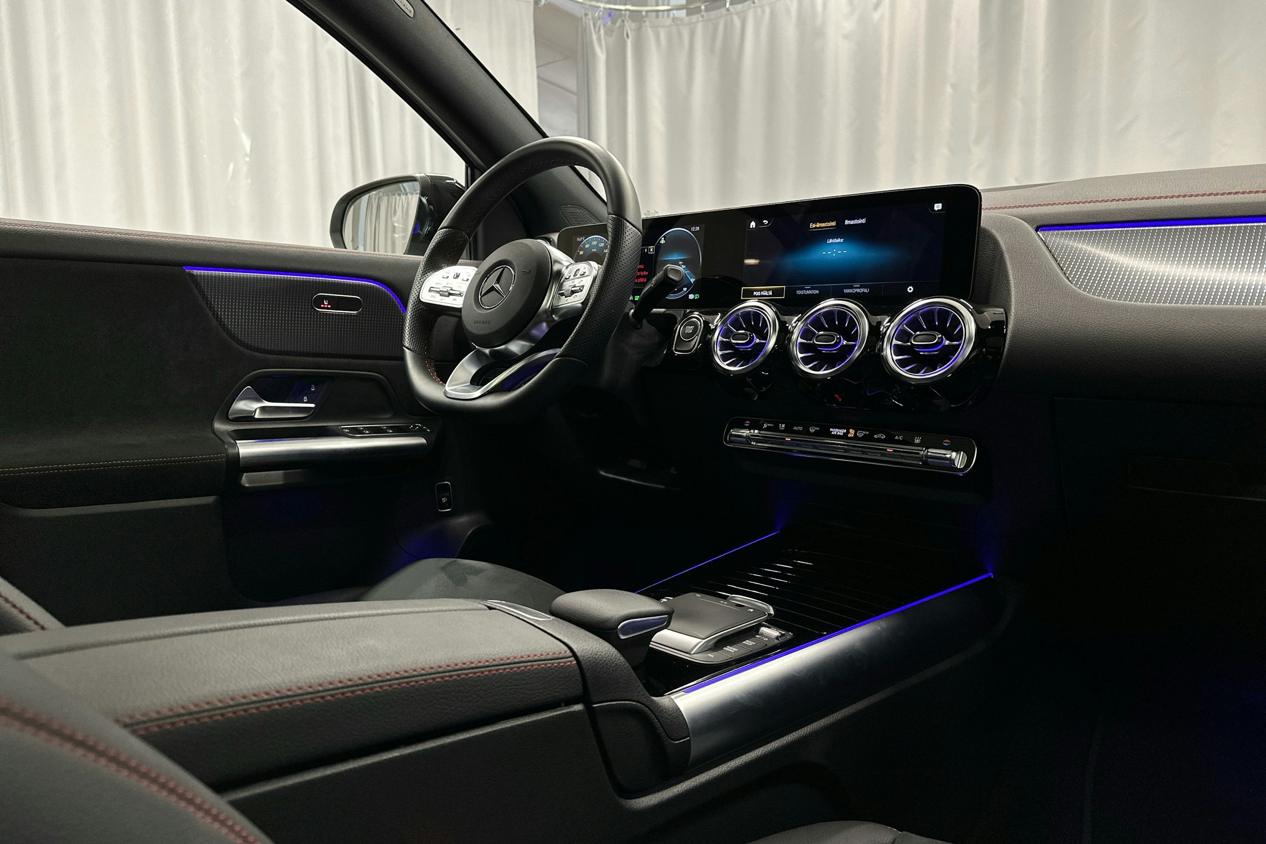 valkoinen Mercedes-Benz EQA 2024 kuva 7.