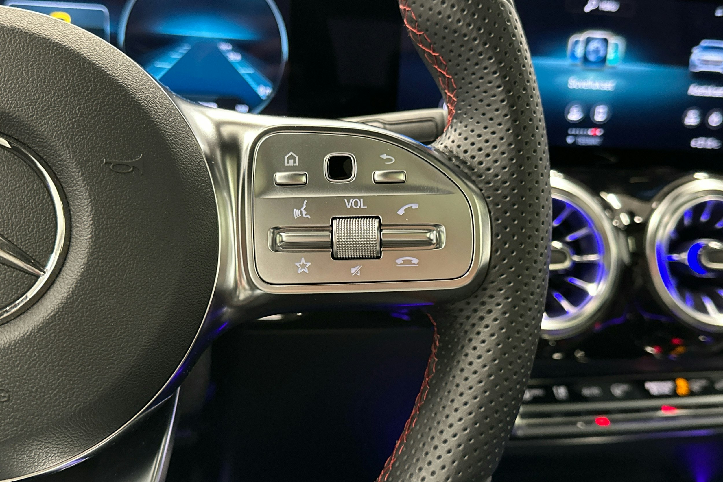 valkoinen Mercedes-Benz EQA 2024 kuva 10.