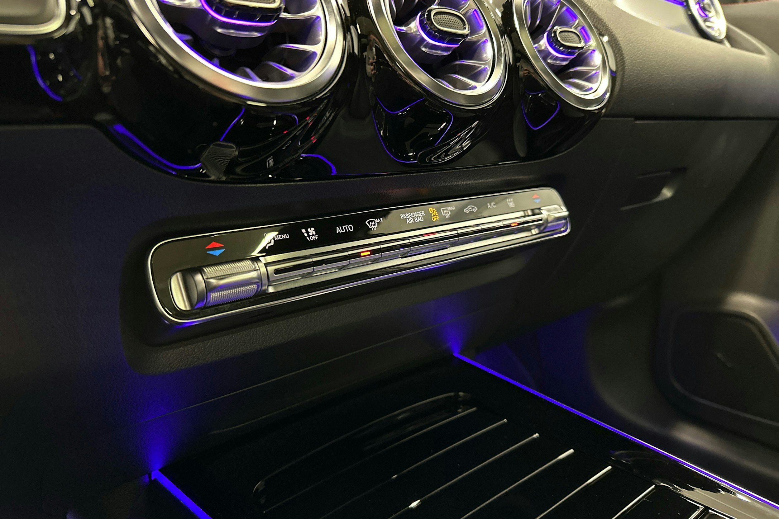 valkoinen Mercedes-Benz EQA 2024 kuva 19.