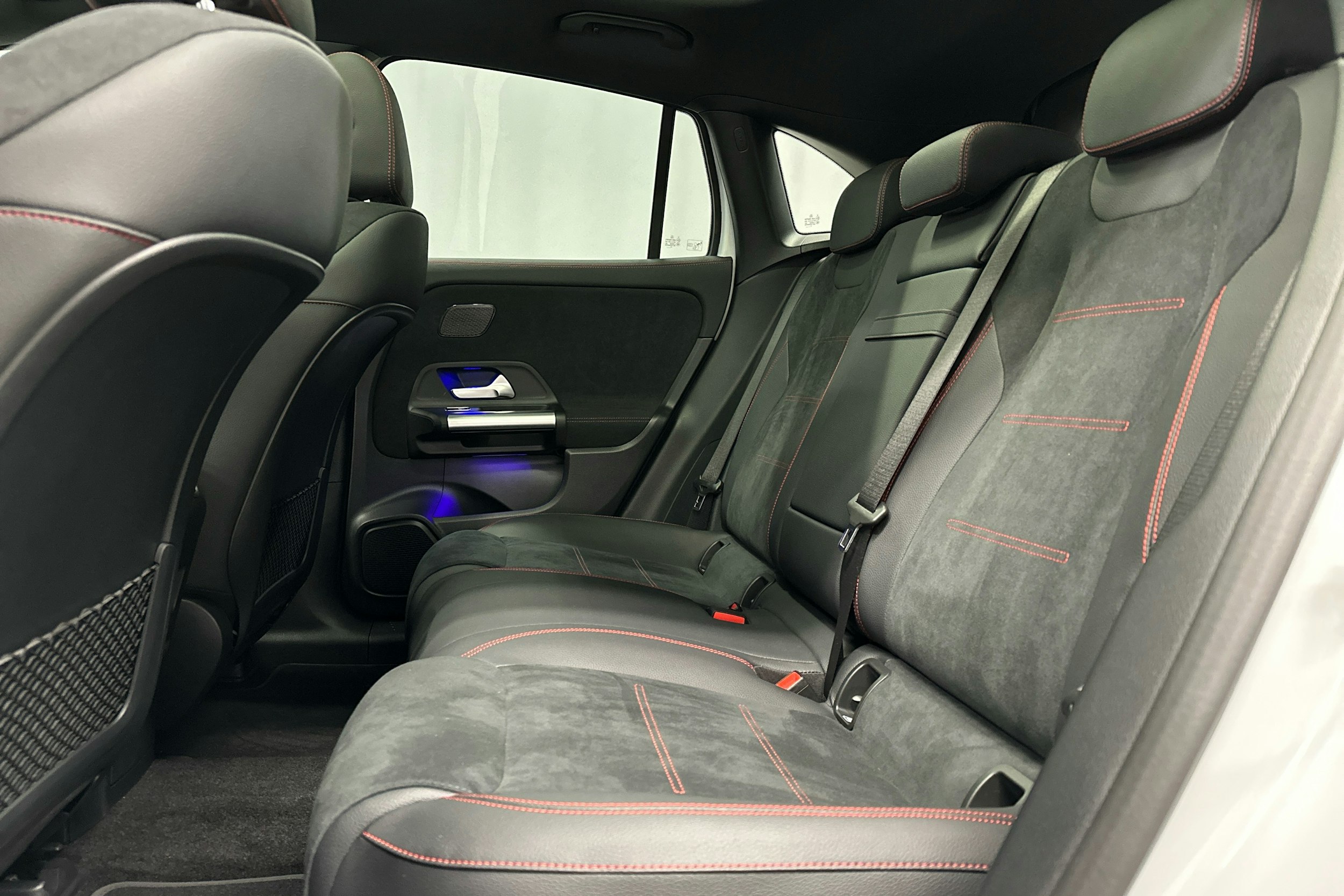 valkoinen Mercedes-Benz EQA 2024 kuva 24.