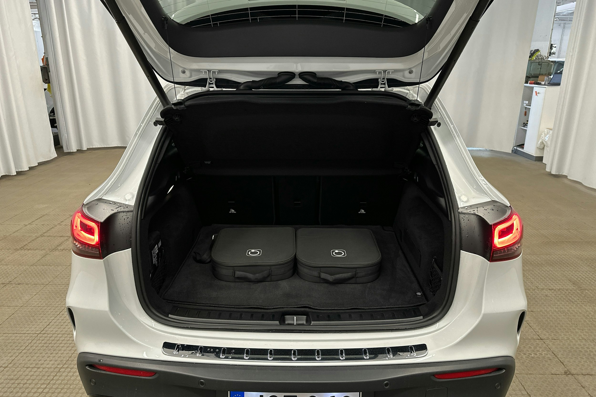 valkoinen Mercedes-Benz EQA 2024 kuva 25.