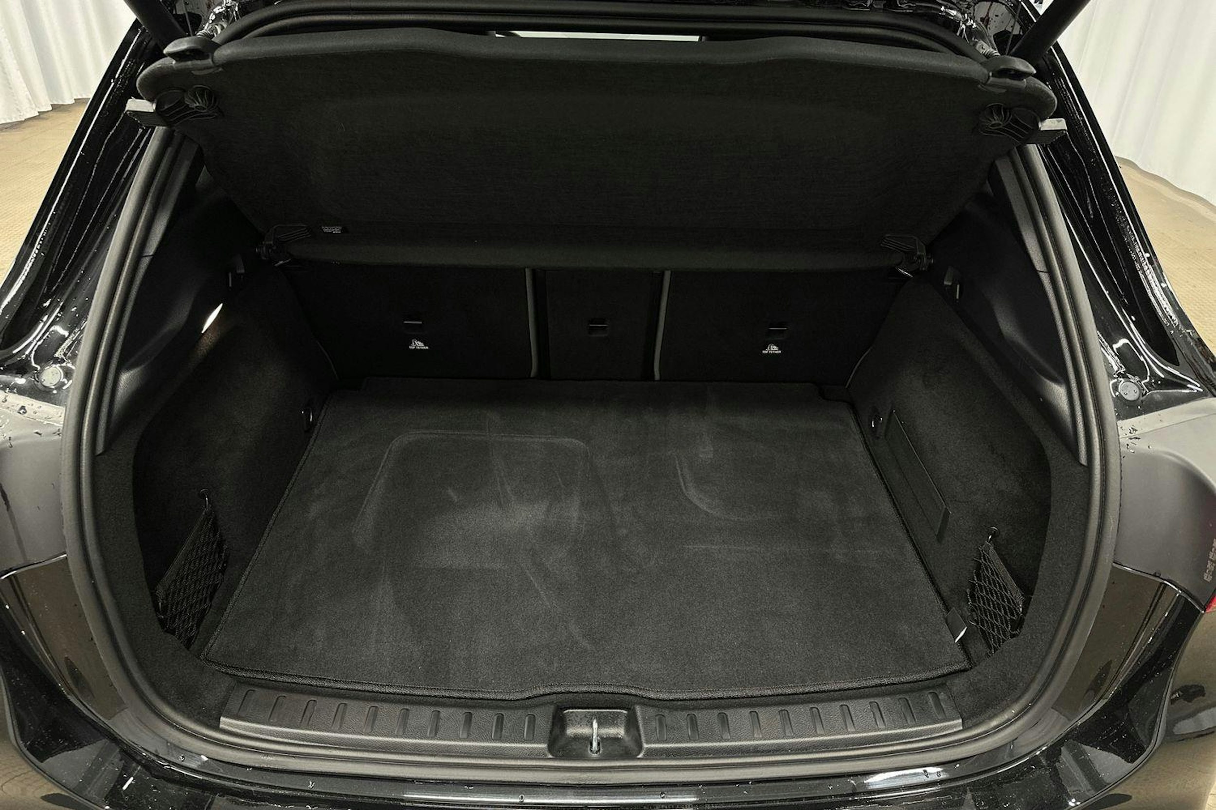 musta Mercedes-Benz EQA 2024 kuva 11.