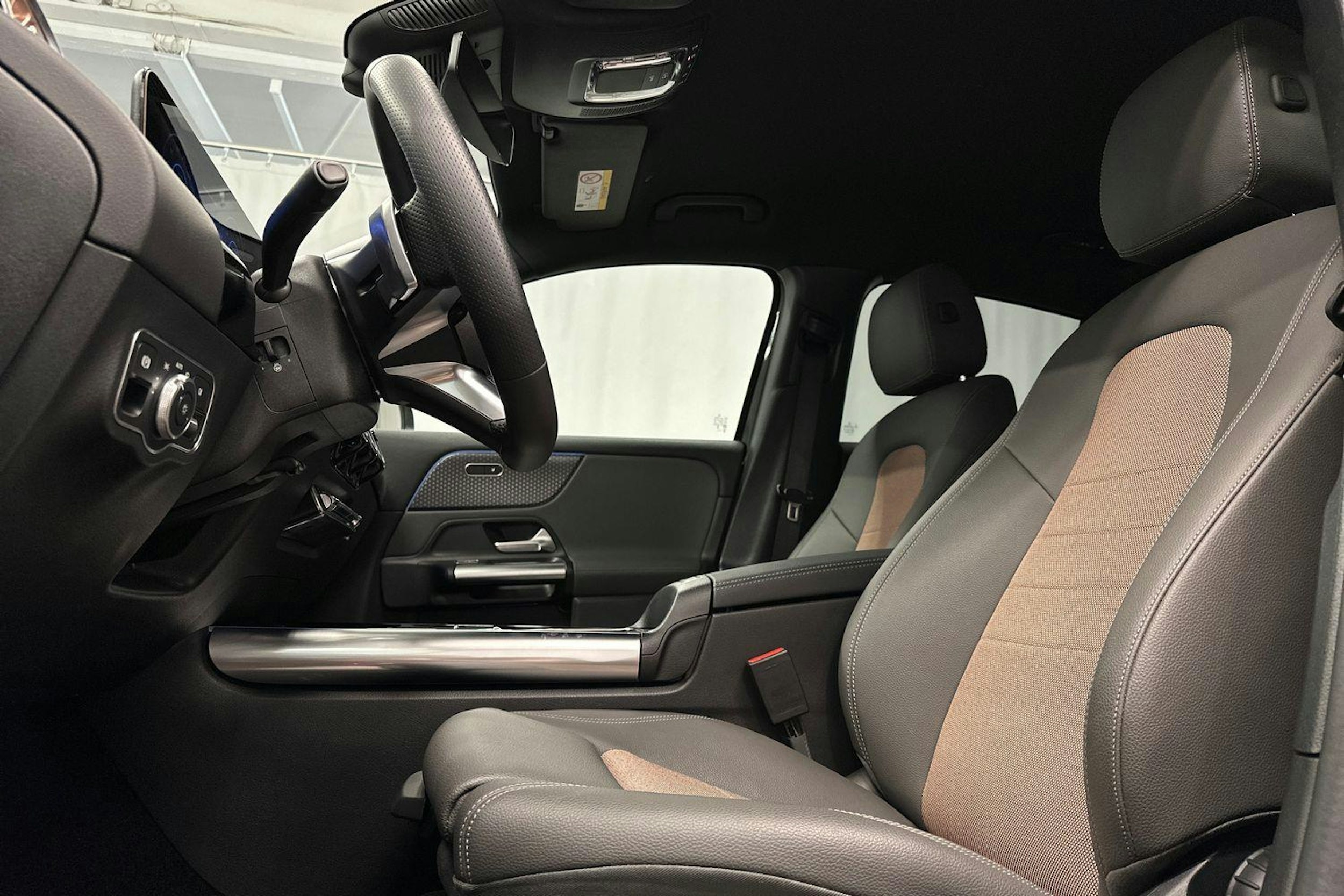 musta Mercedes-Benz EQA 2024 kuva 13.
