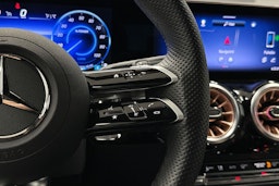 musta Mercedes-Benz EQA 2024 kuva 16.