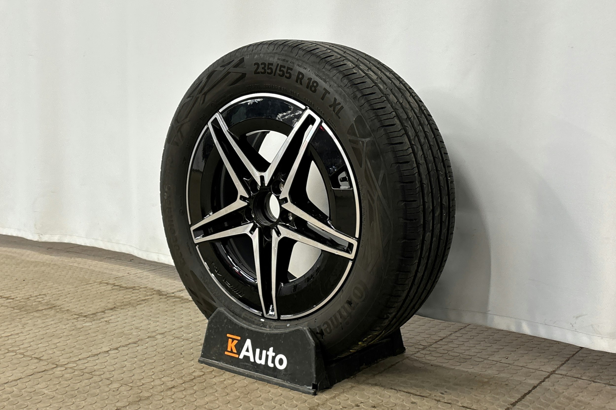 harmaa Mercedes-Benz EQA 2024 kuva 13.