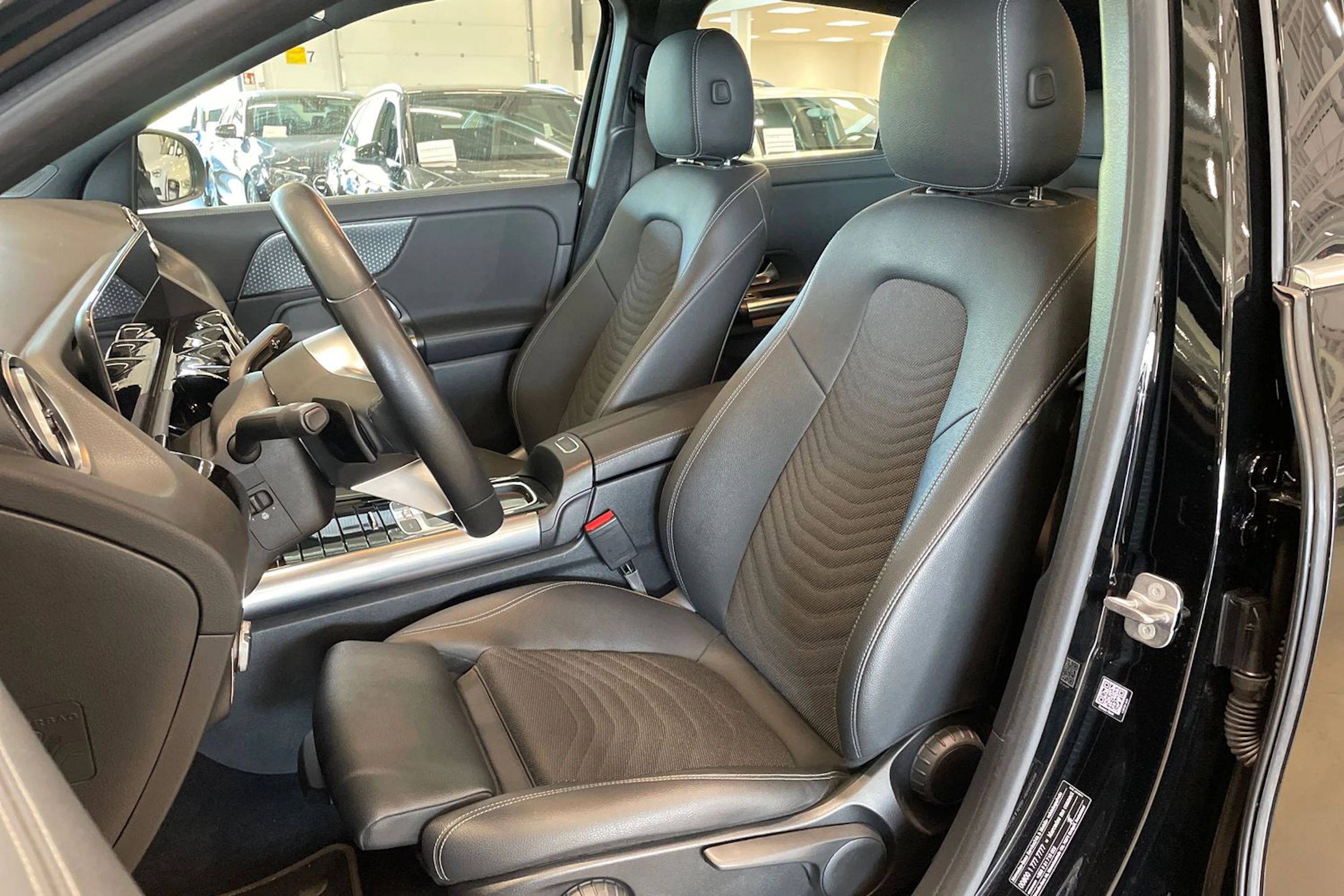 musta Mercedes-Benz EQA 2025 kuva 15.