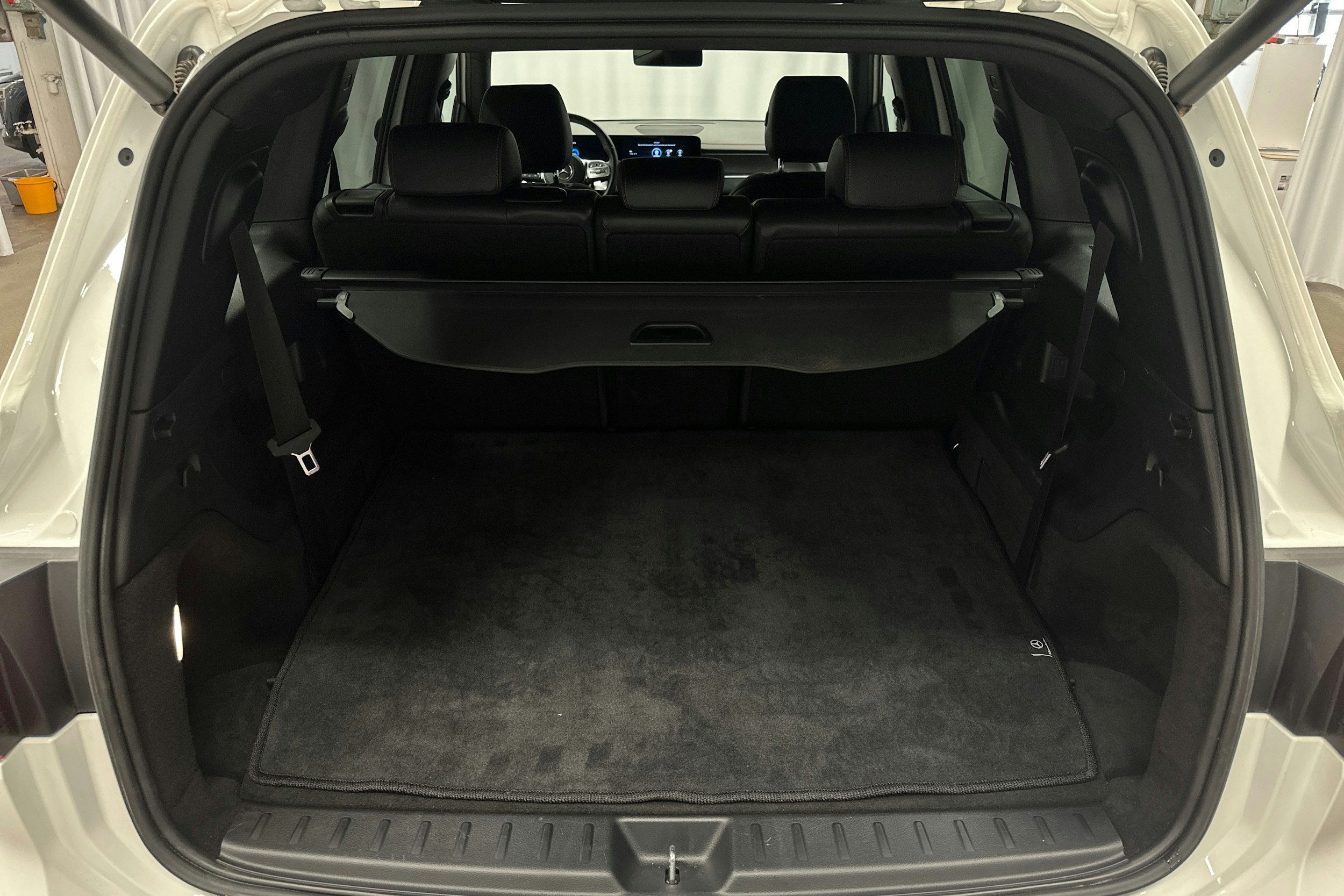 valkoinen Mercedes-Benz EQB 2022 kuva 14.