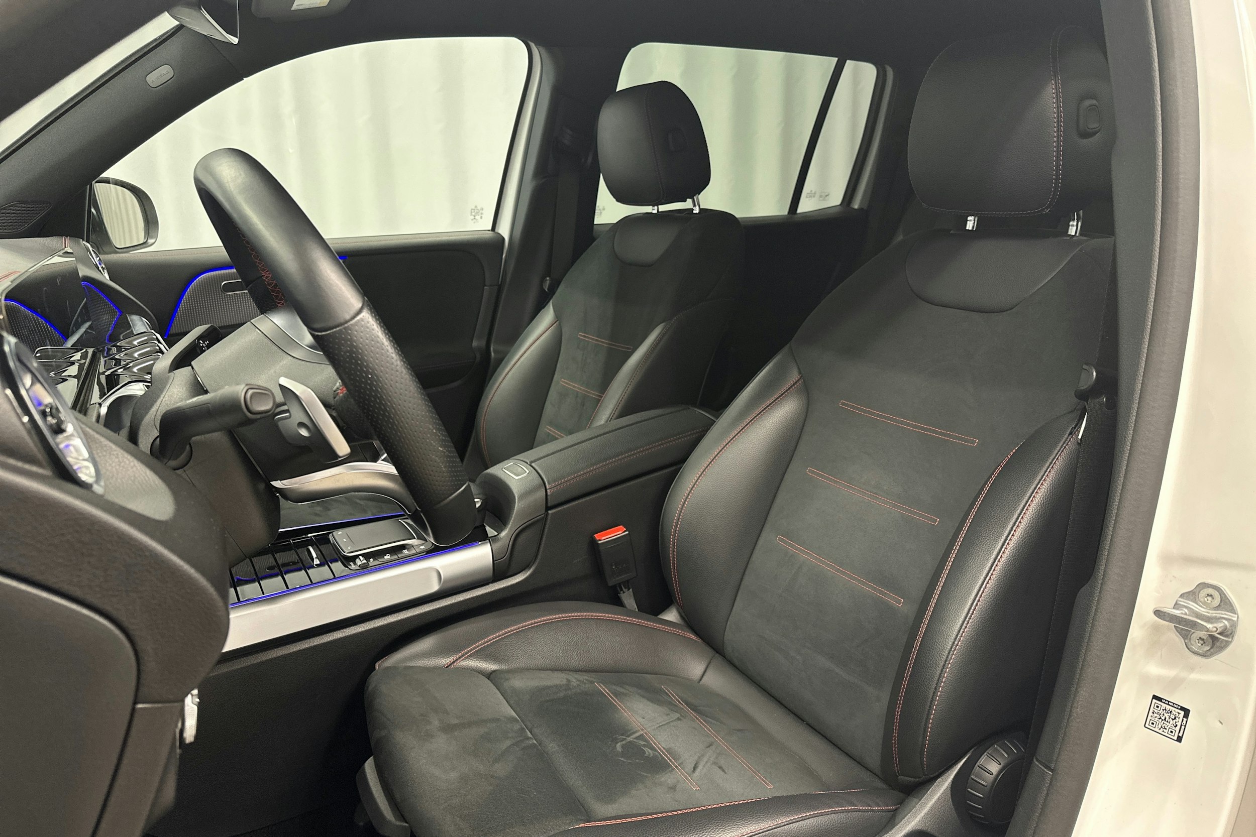 valkoinen Mercedes-Benz EQB 2022 kuva 18.