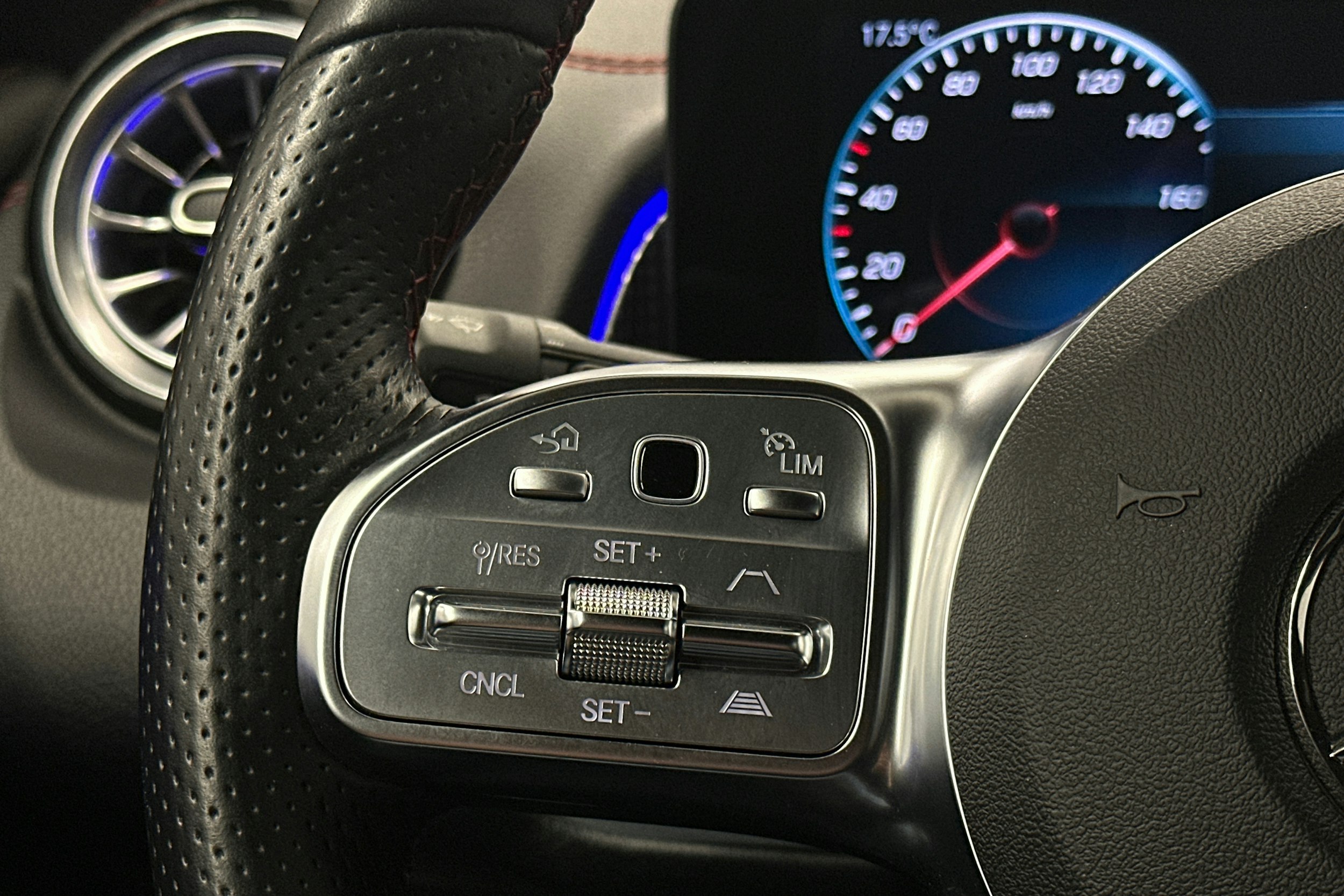 valkoinen Mercedes-Benz EQB 2022 kuva 20.