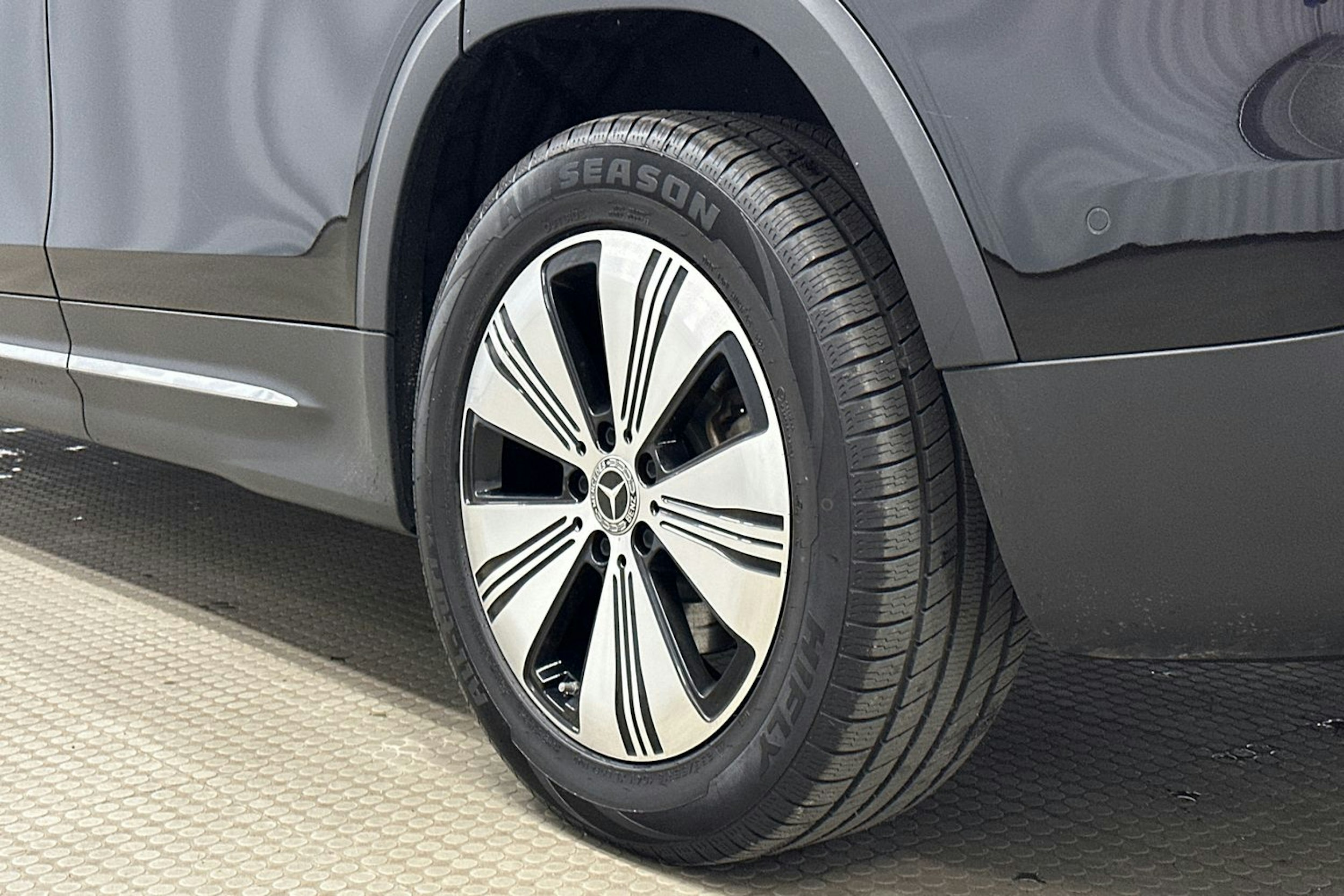 musta Mercedes-Benz EQB 2022 kuva 13.