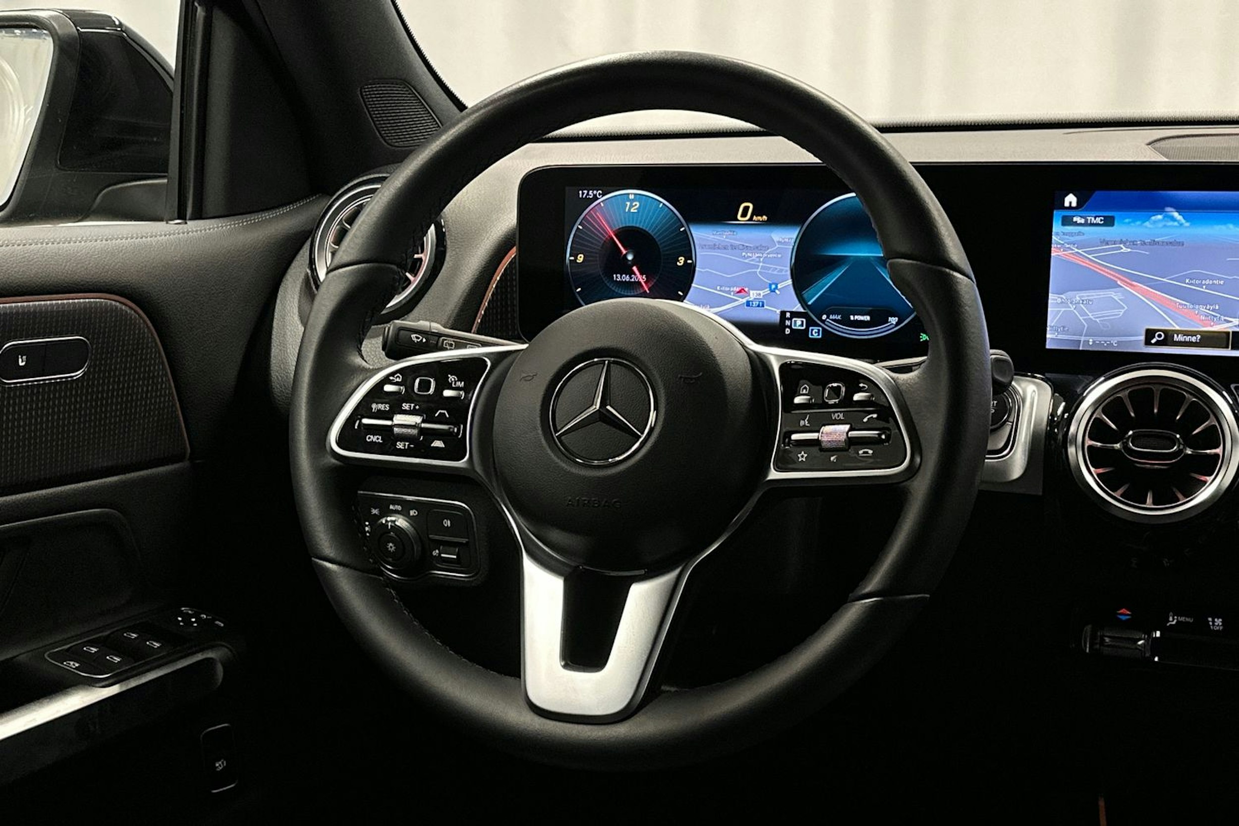 musta Mercedes-Benz EQB 2022 kuva 14.