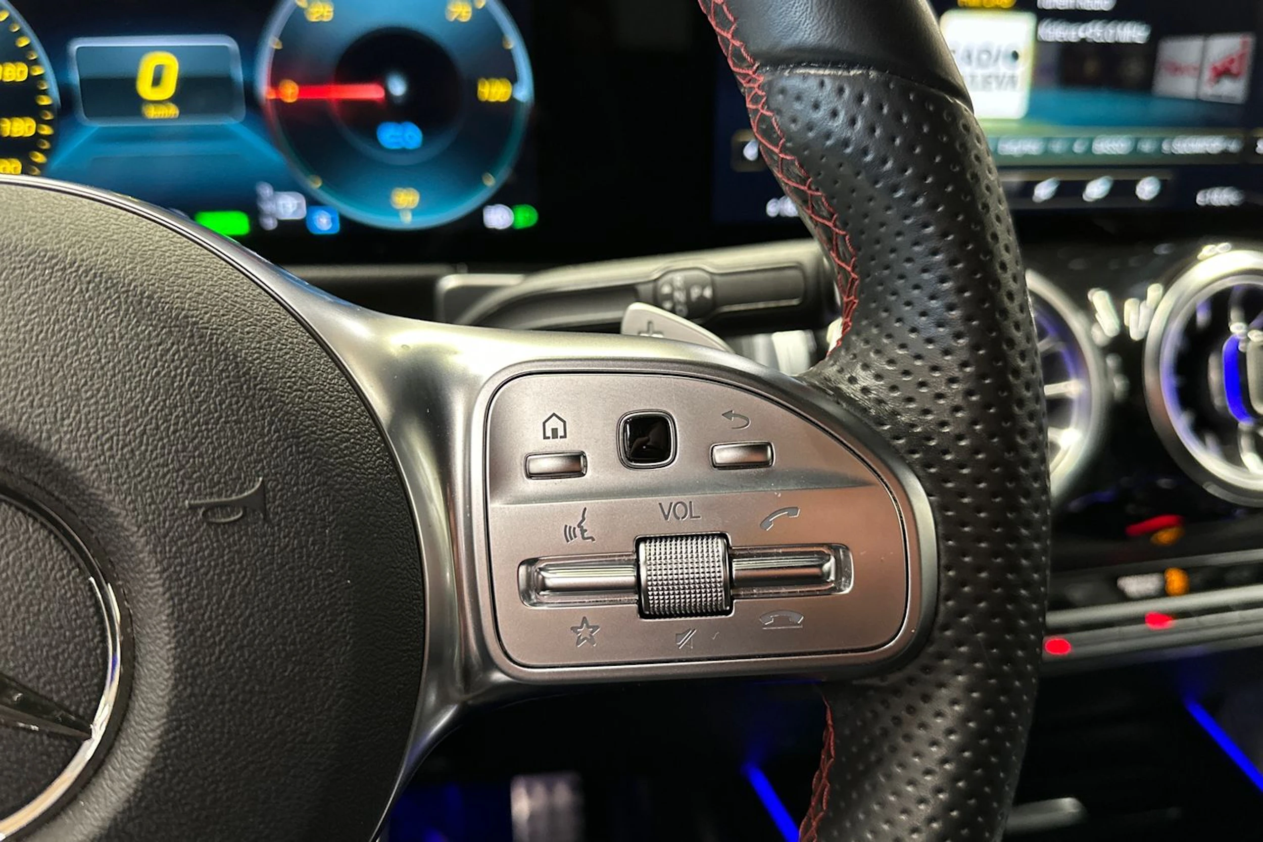 harmaa Mercedes-Benz EQB 2023 kuva 28.