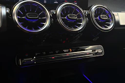 musta Mercedes-Benz EQB 2022 kuva 28.