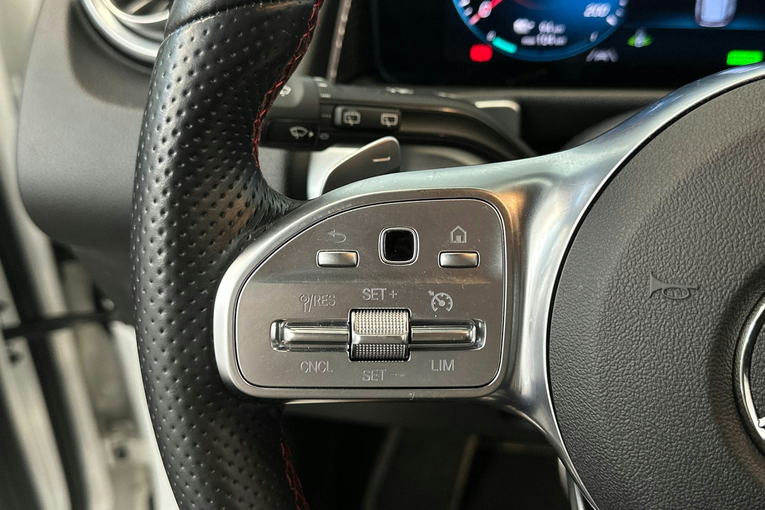 valkoinen Mercedes-Benz EQB 2022 kuva 18.
