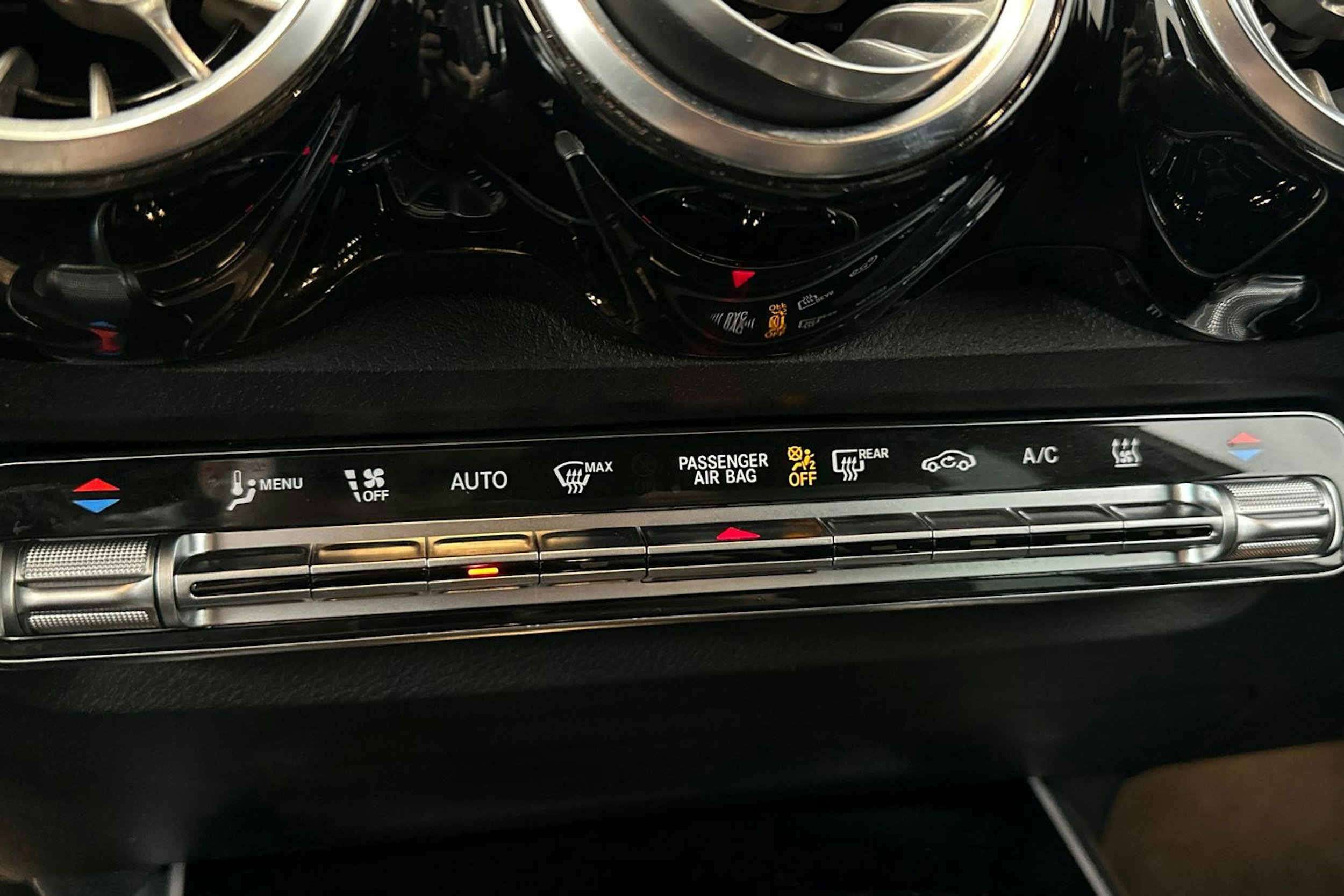 valkoinen Mercedes-Benz EQB 2022 kuva 22.
