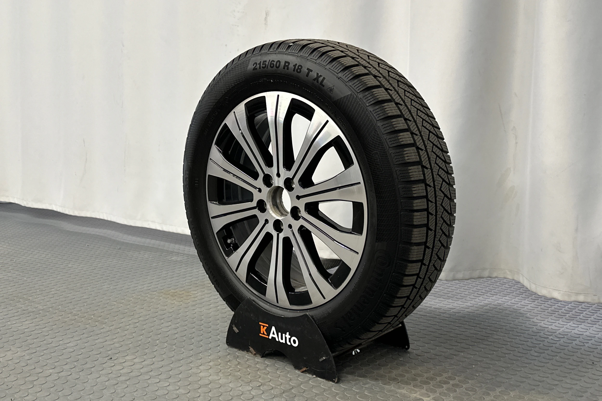 musta Mercedes-Benz EQB 2022 kuva 13.