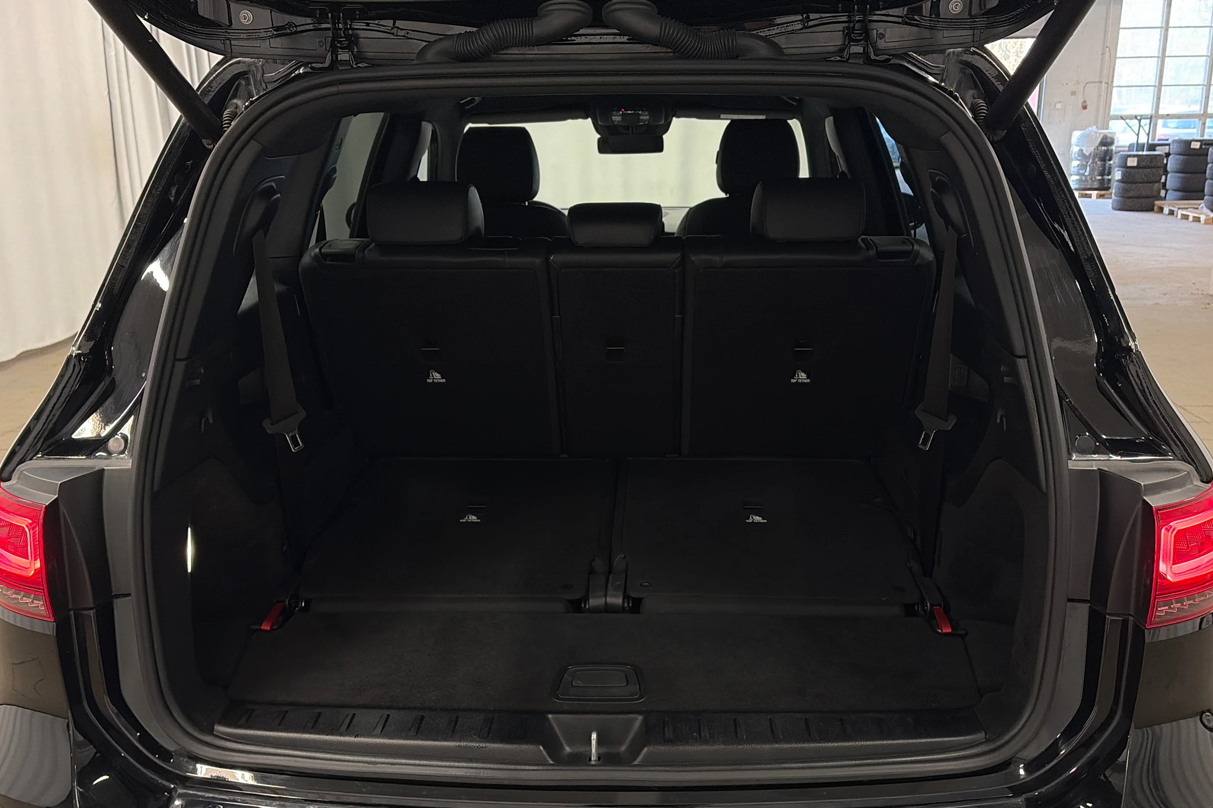 musta Mercedes-Benz EQB 2023 kuva 15.