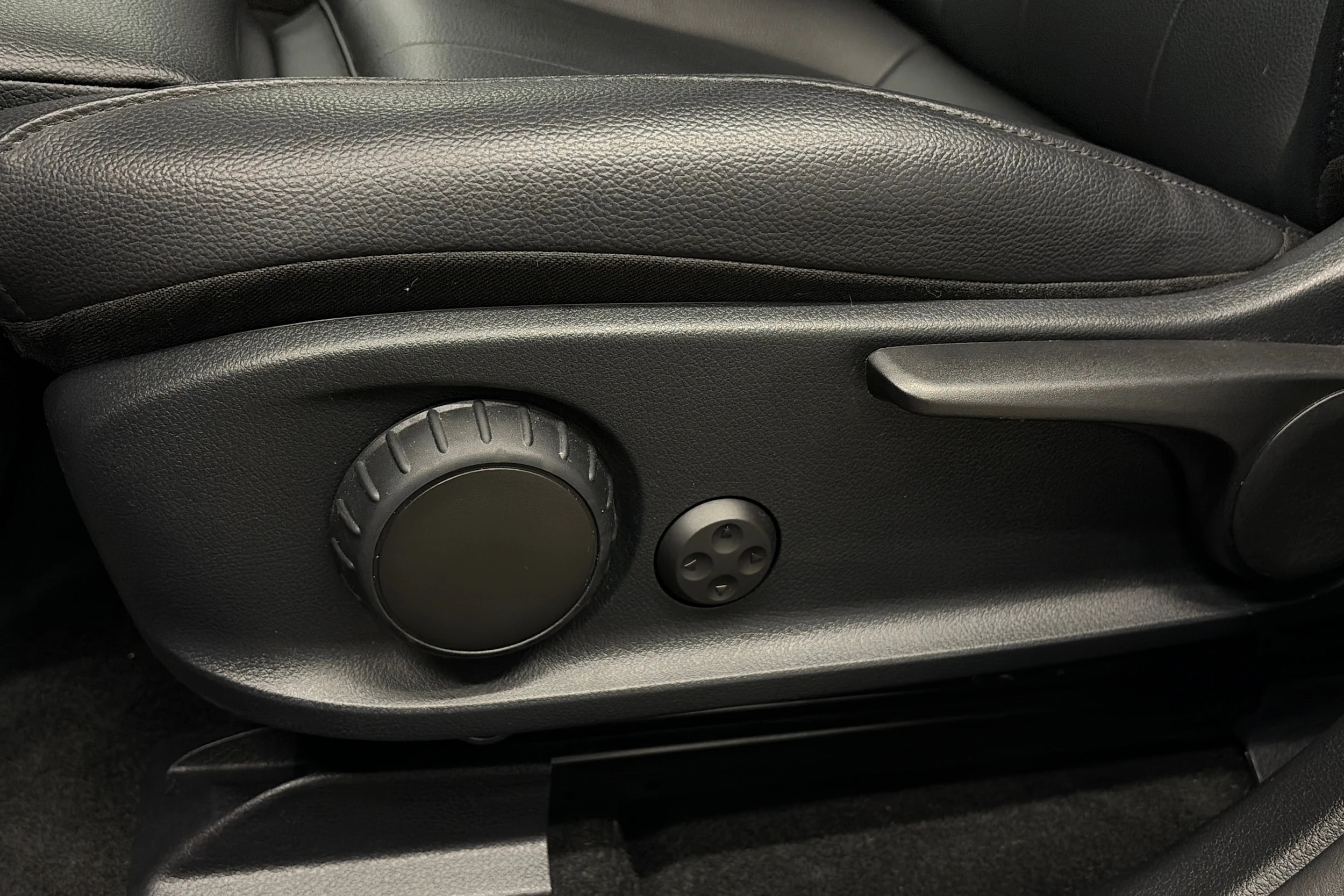 musta Mercedes-Benz EQB 2023 kuva 18.