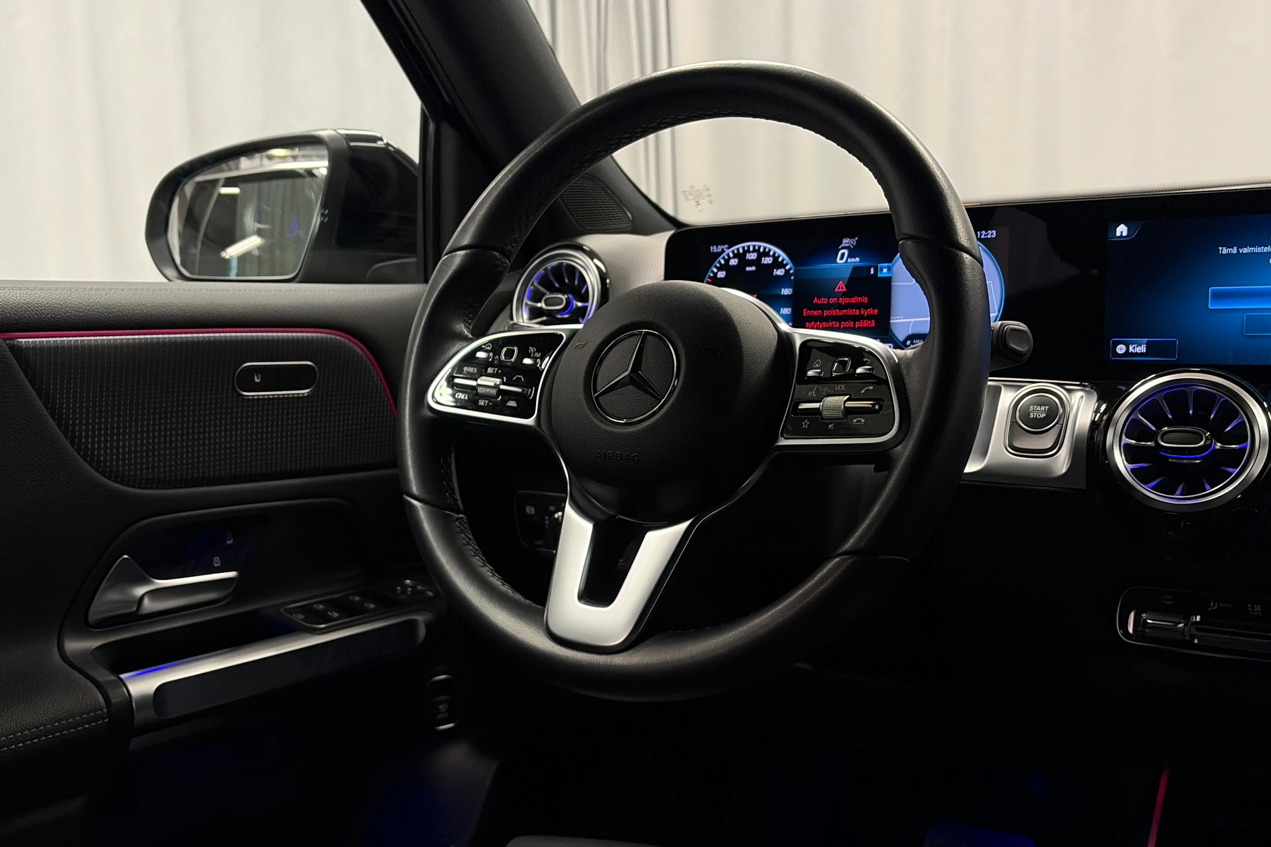 musta Mercedes-Benz EQB 2023 kuva 19.