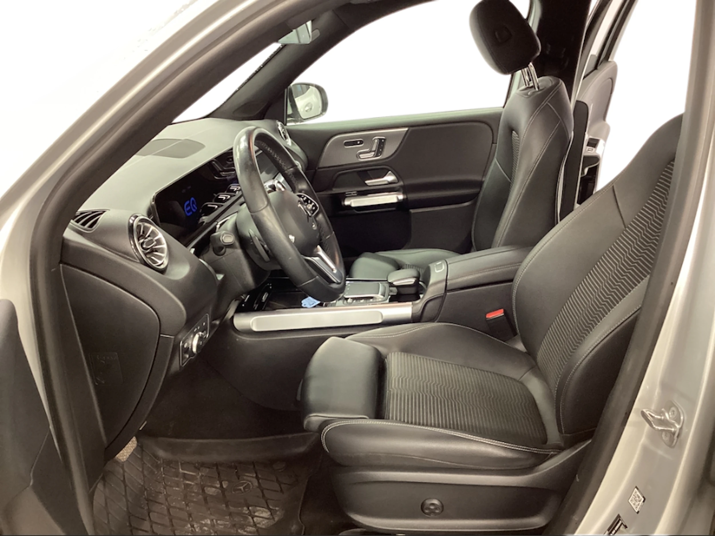 hopea Mercedes-Benz EQB 2023 kuva 4.