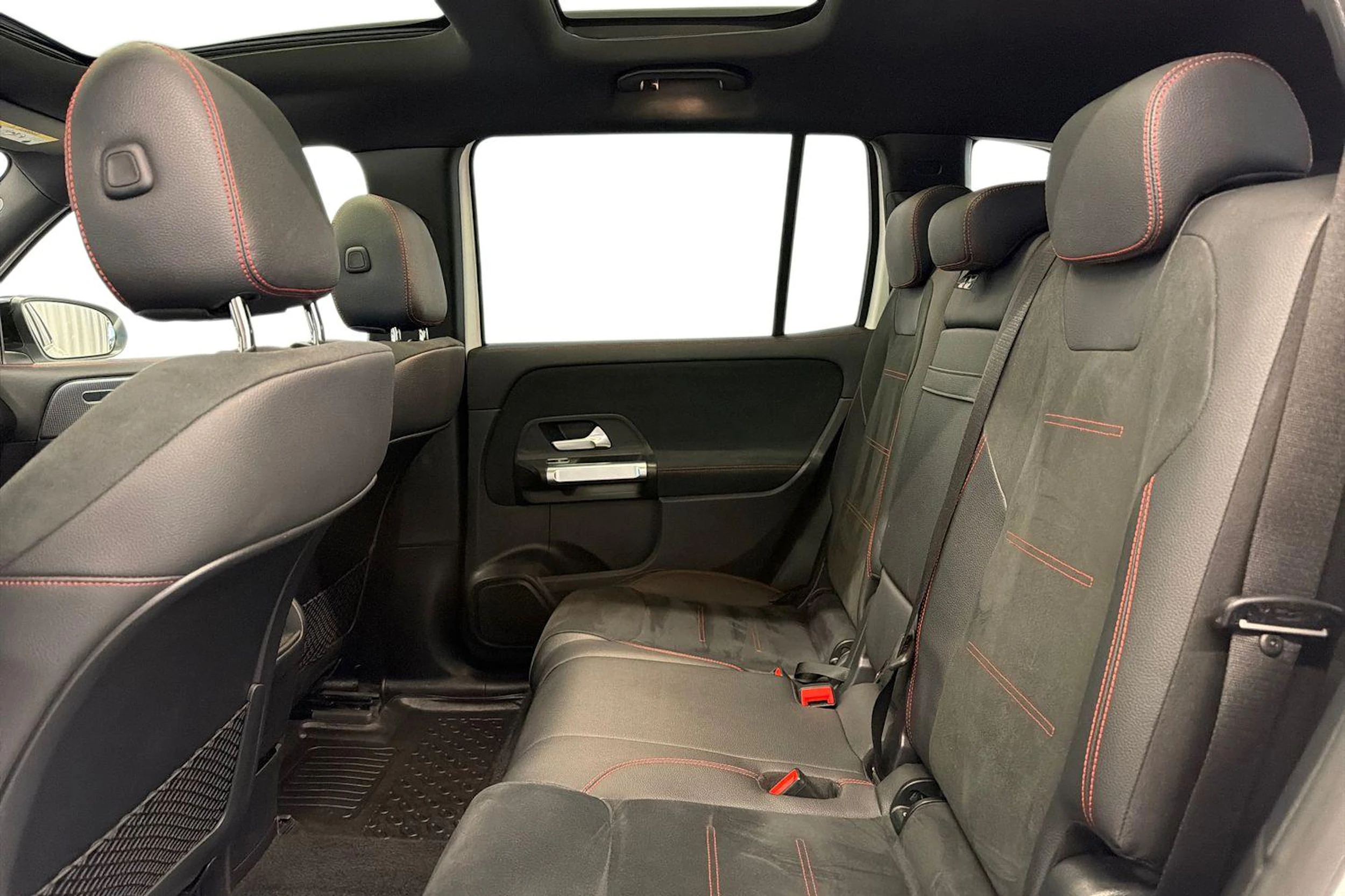 valkoinen Mercedes-Benz EQB 2023 kuva 11.