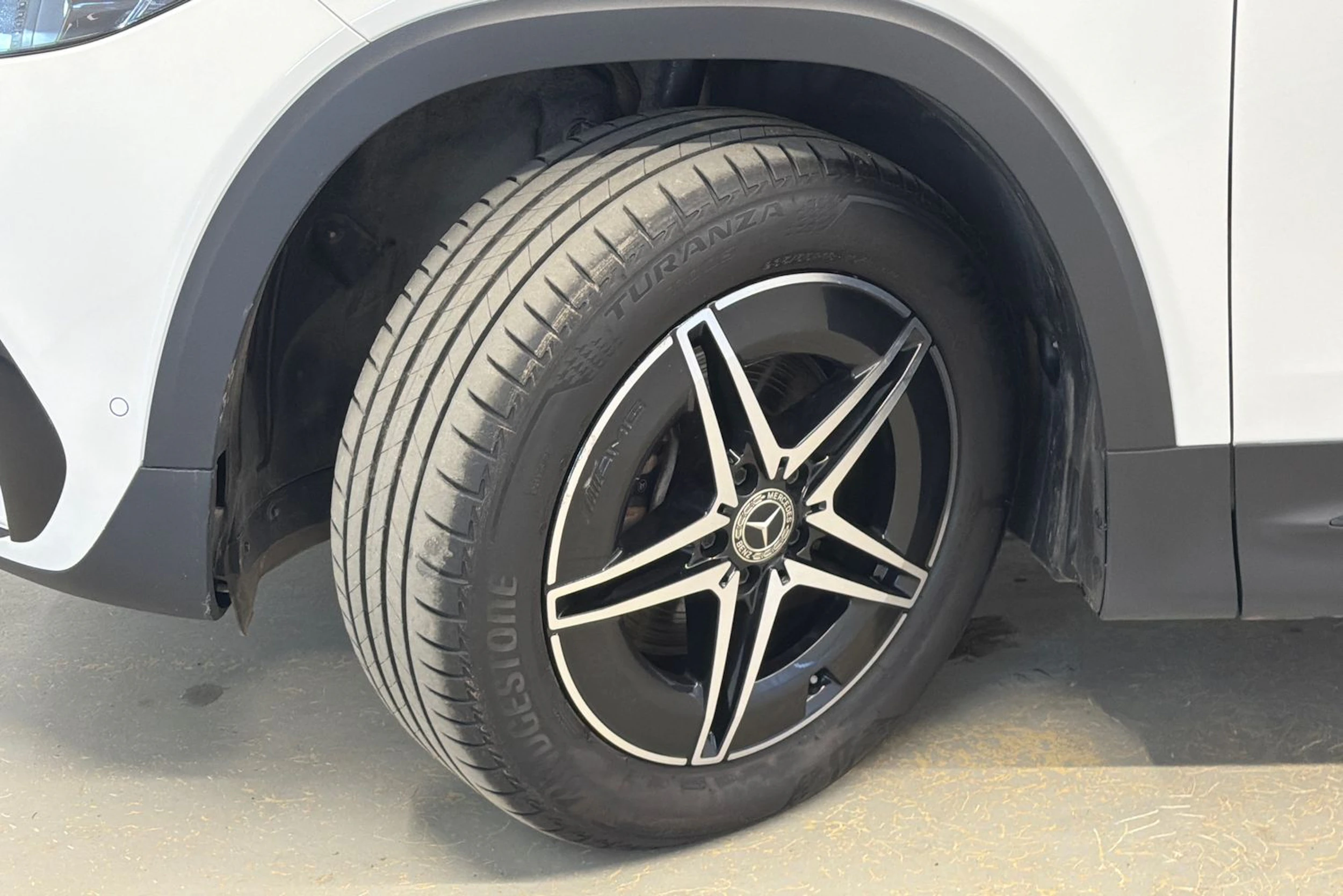 valkoinen Mercedes-Benz EQB 2023 kuva 13.