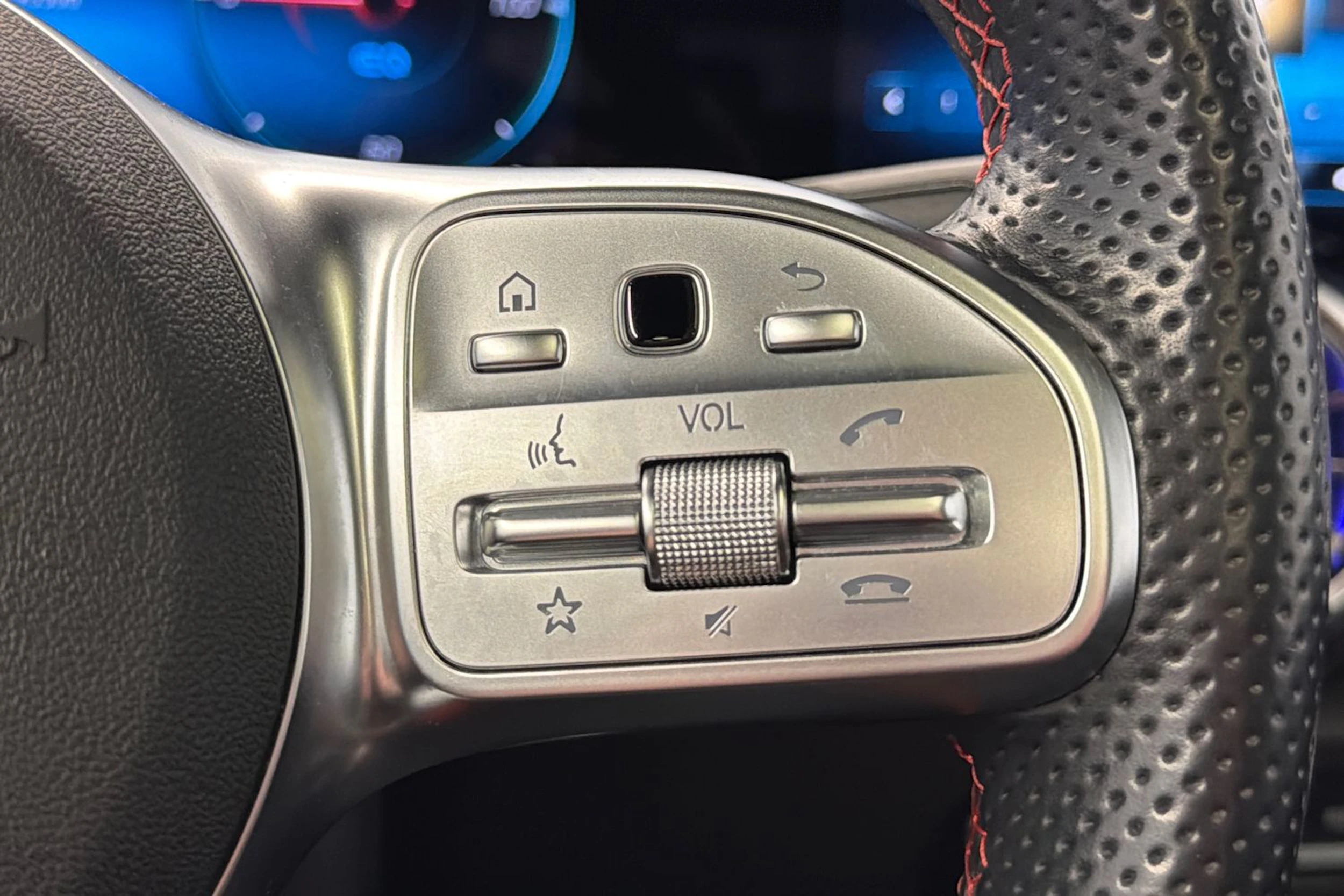 valkoinen Mercedes-Benz EQB 2023 kuva 16.