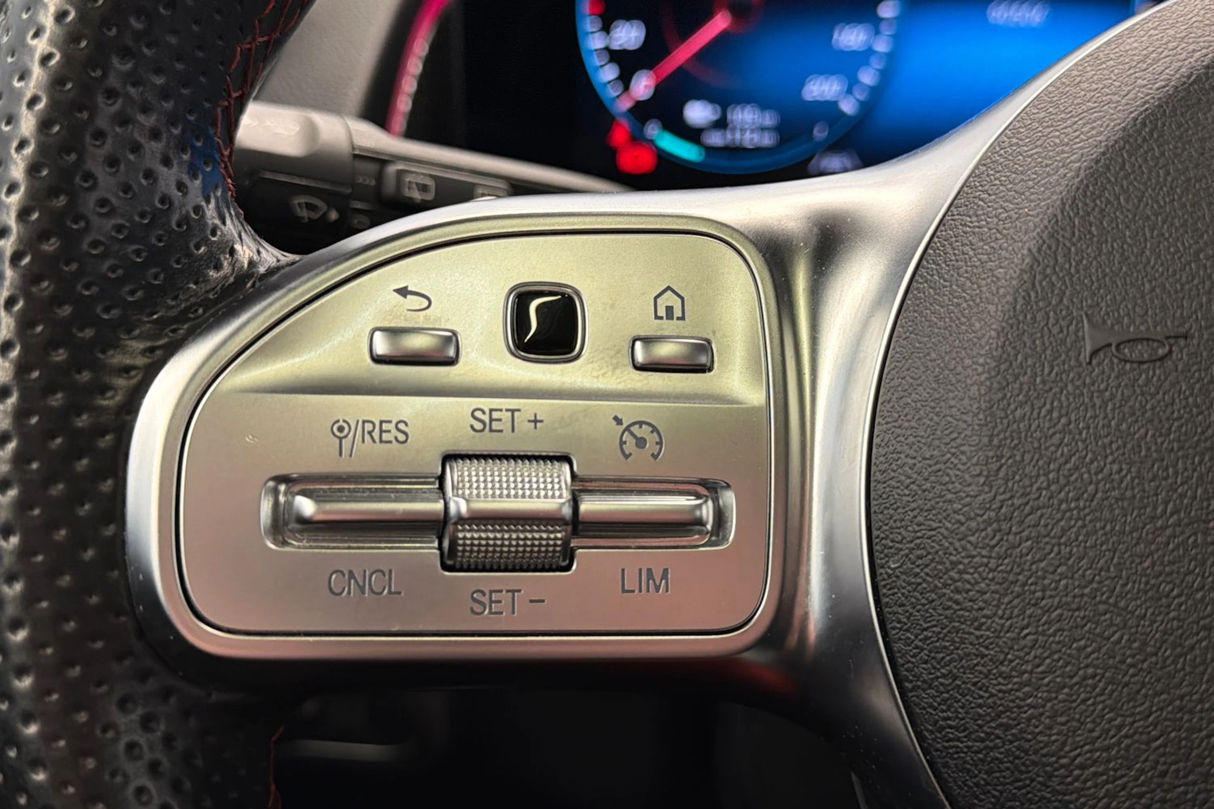 valkoinen Mercedes-Benz EQB 2023 kuva 17.