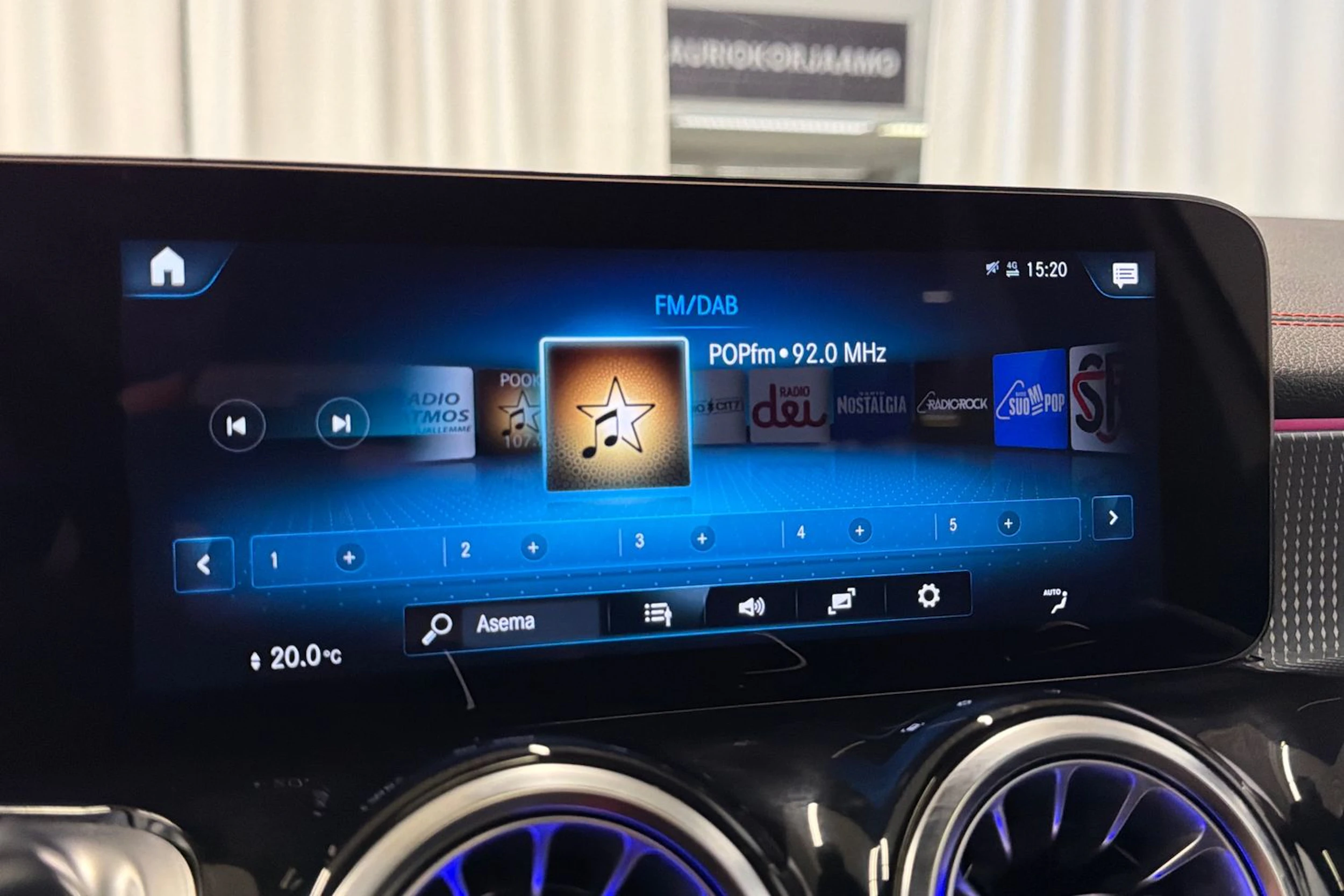 valkoinen Mercedes-Benz EQB 2023 kuva 18.