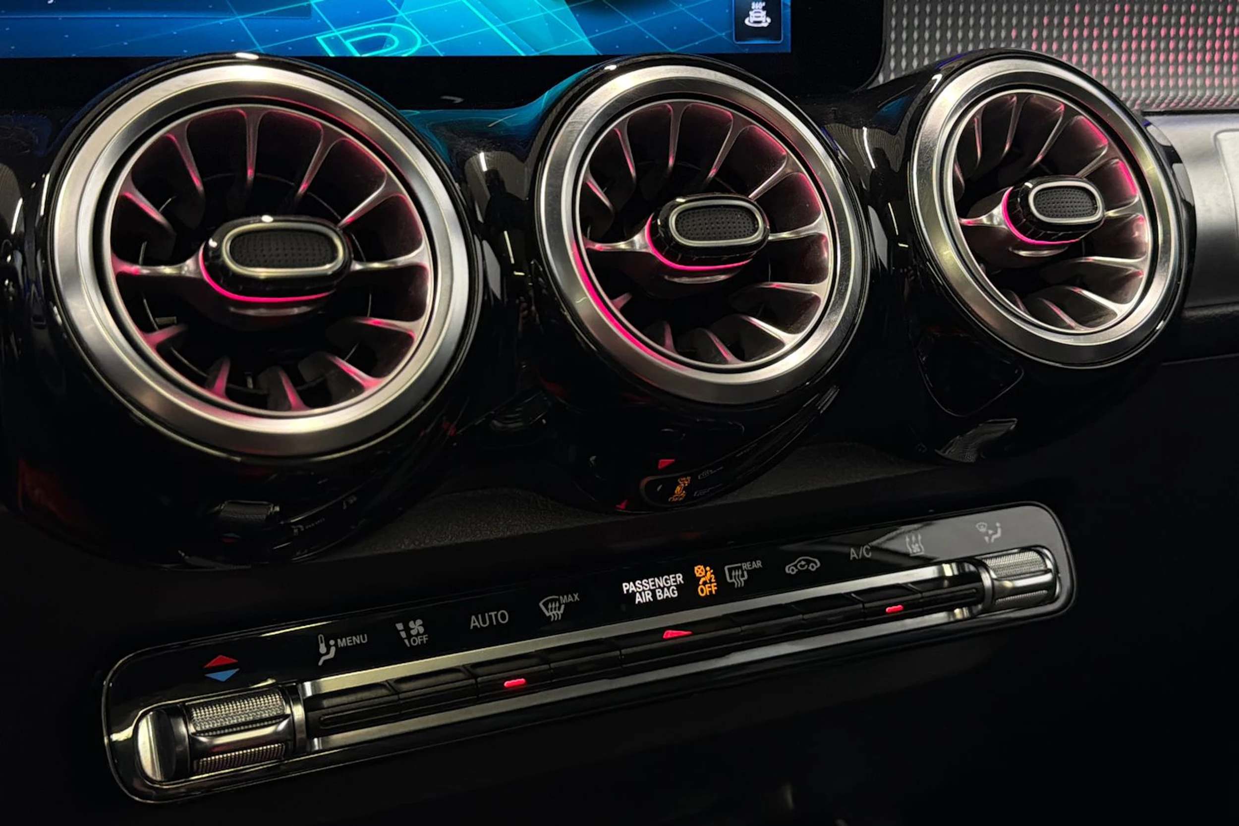 valkoinen Mercedes-Benz EQB 2023 kuva 23.