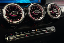 valkoinen Mercedes-Benz EQB 2023 kuva 23.