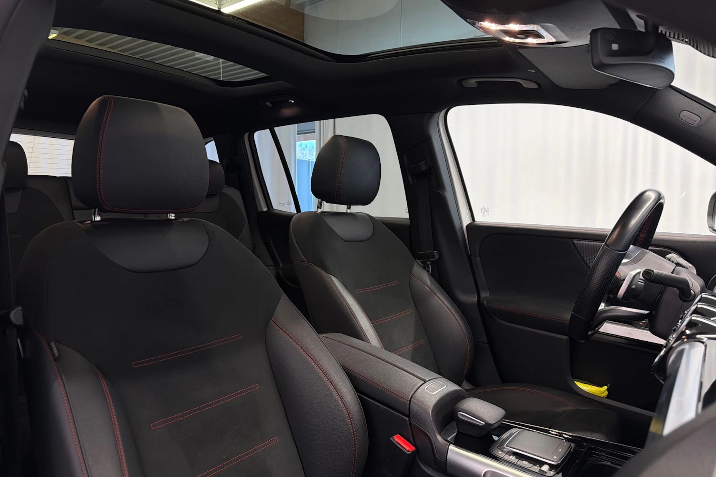 valkoinen Mercedes-Benz EQB 2023 kuva 28.