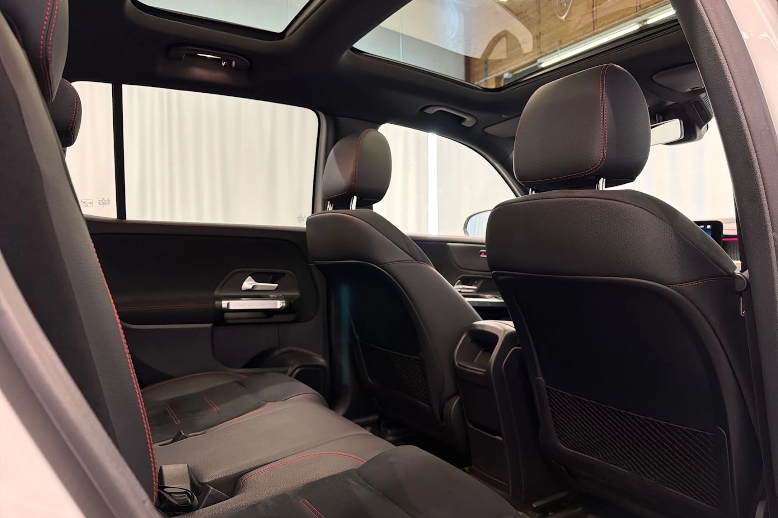 valkoinen Mercedes-Benz EQB 2023 kuva 29.