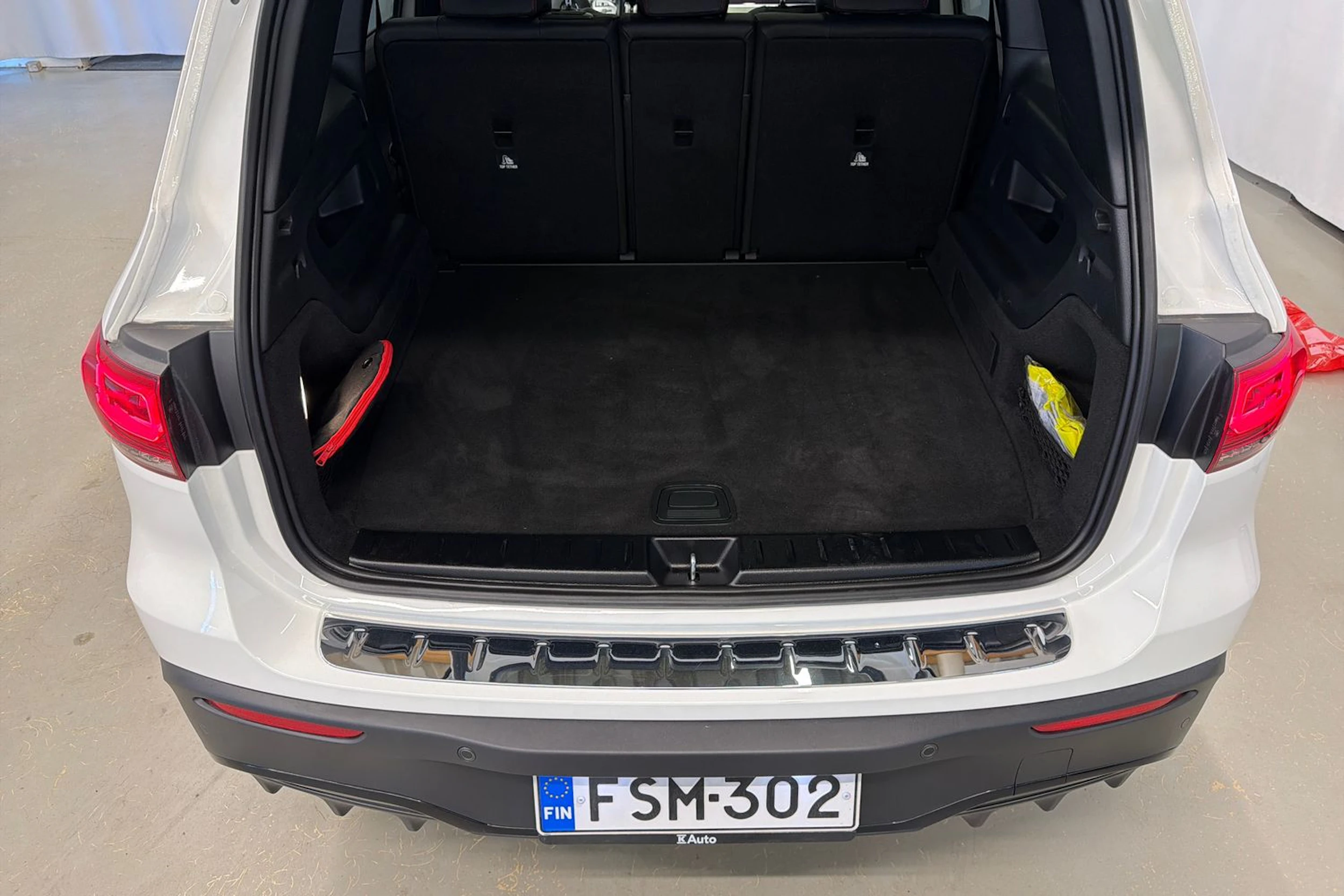 valkoinen Mercedes-Benz EQB 2023 kuva 30.