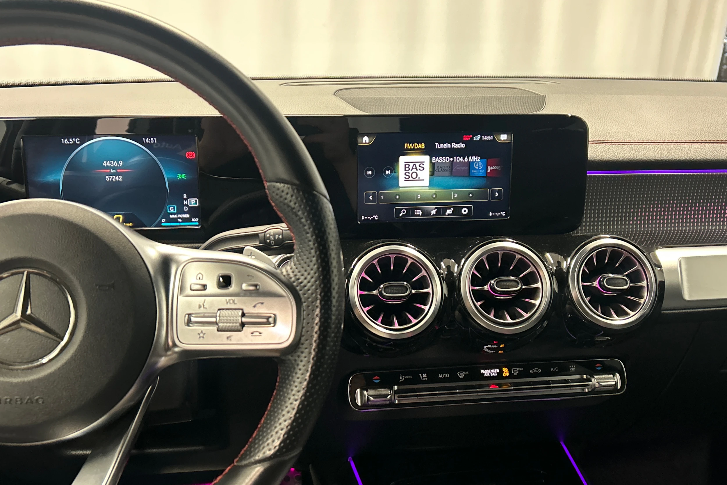 Musta Mercedes-Benz EQB 2023 kuva 16.