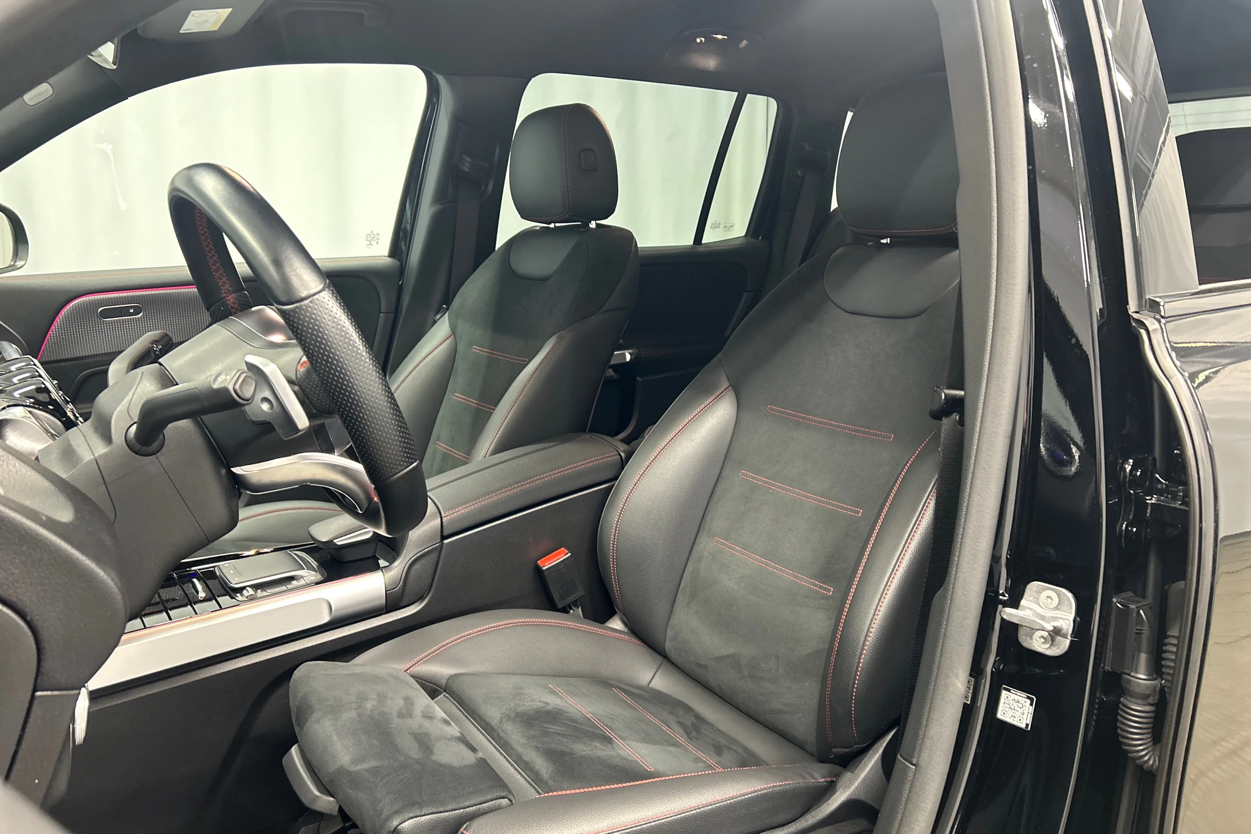 Musta Mercedes-Benz EQB 2023 kuva 22.