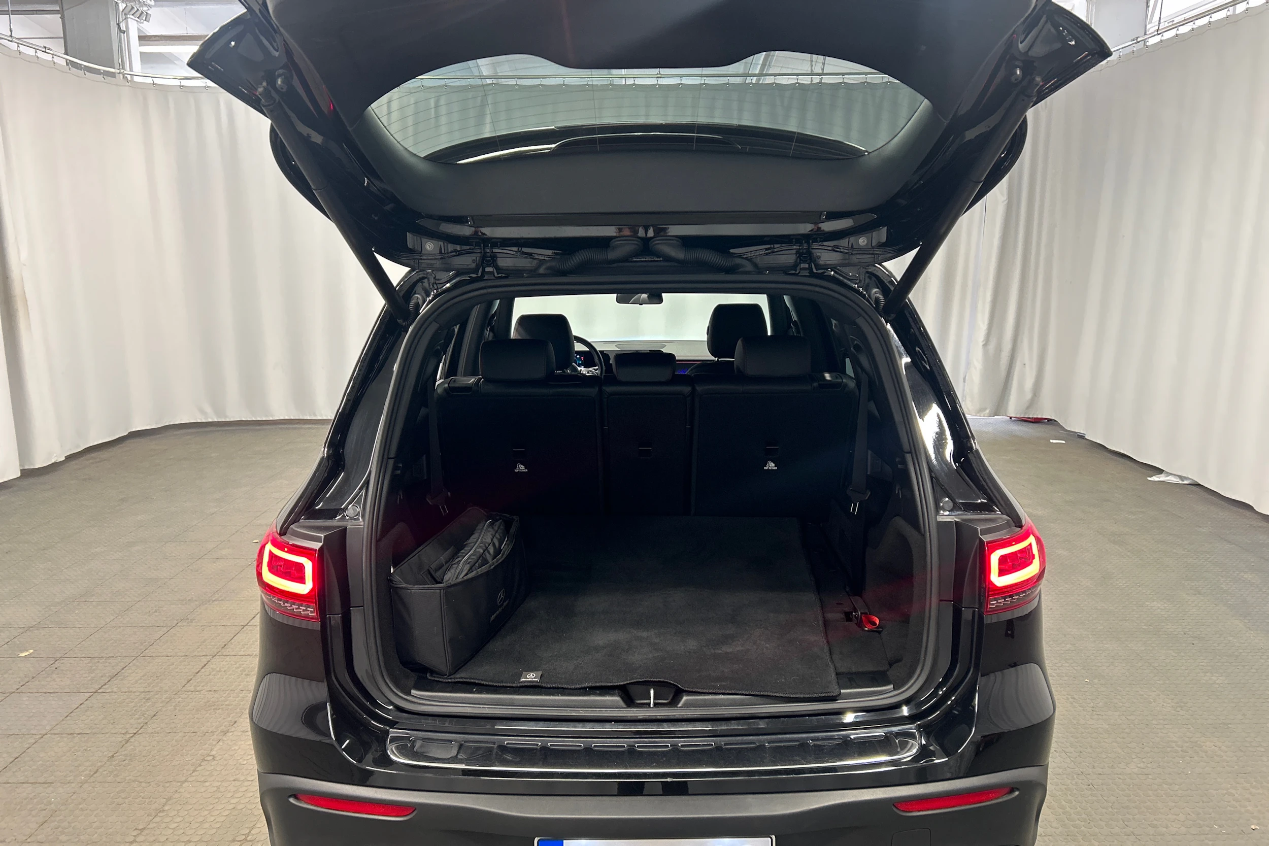 Musta Mercedes-Benz EQB 2023 kuva 23.