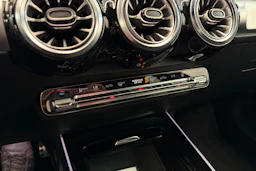 Musta Mercedes-Benz EQB 2023 kuva 27.