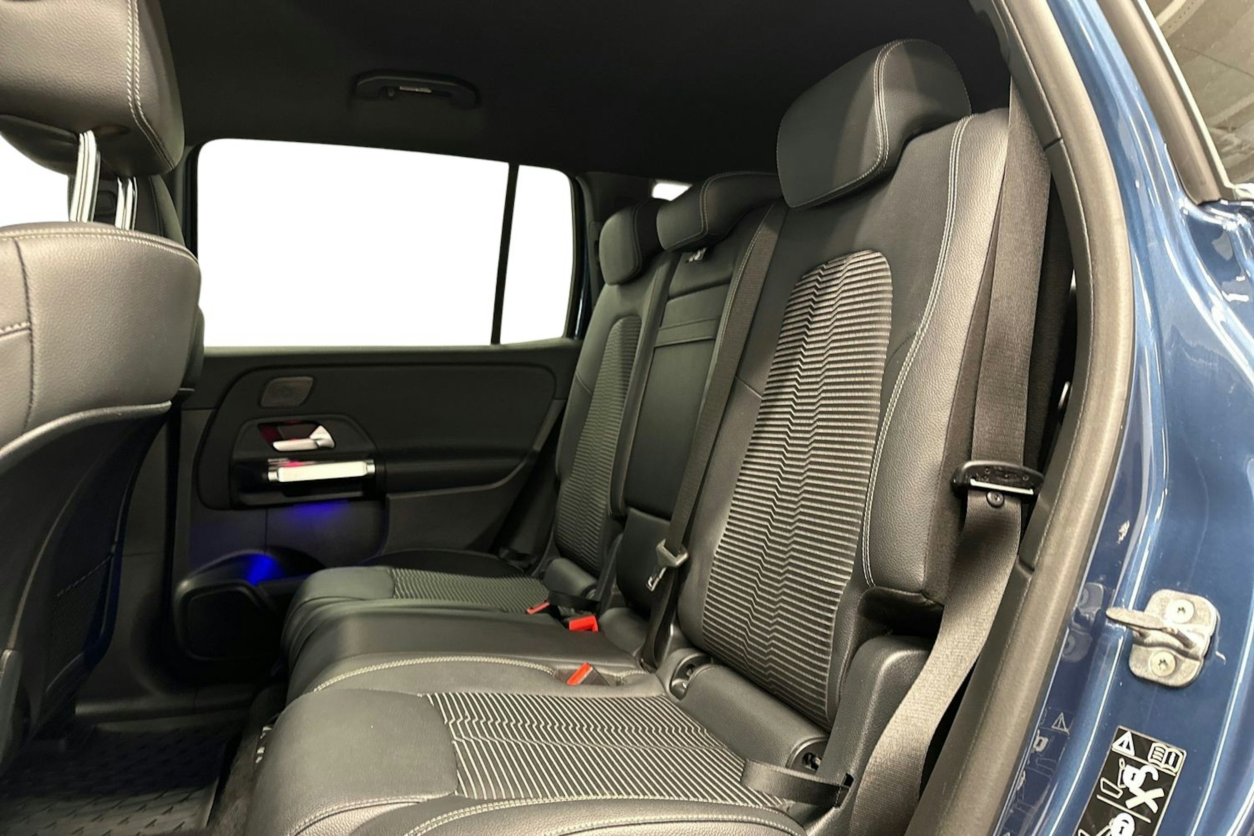 sininen Mercedes-Benz EQB 2023 kuva 10.