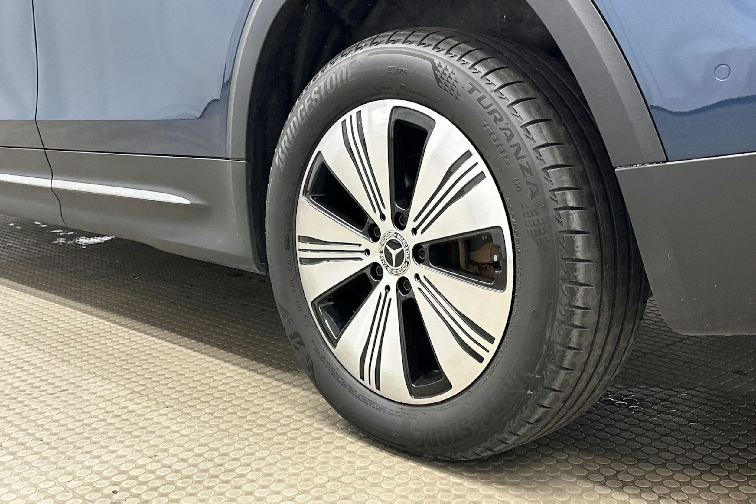 sininen Mercedes-Benz EQB 2023 kuva 13.