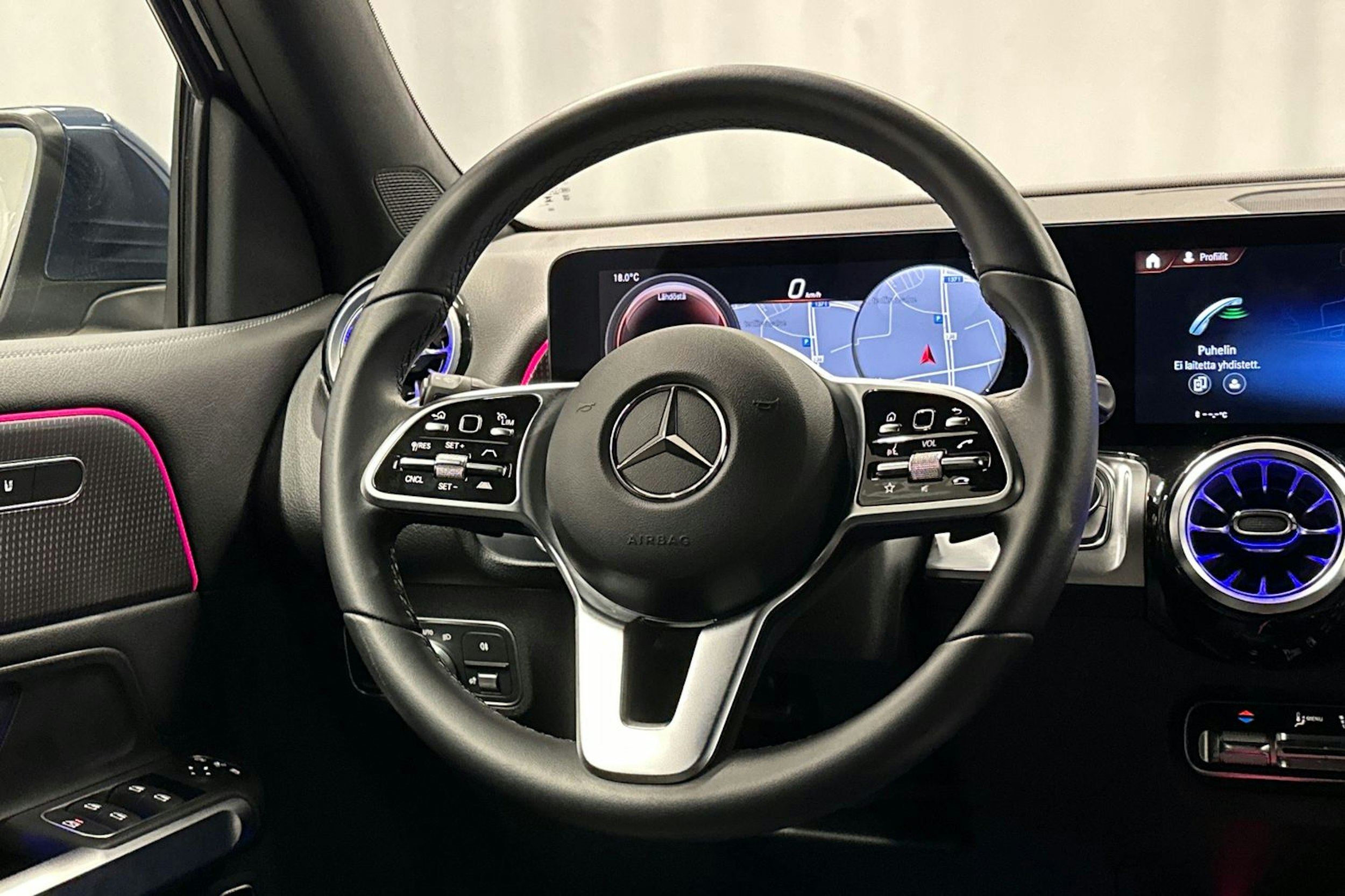 sininen Mercedes-Benz EQB 2023 kuva 14.