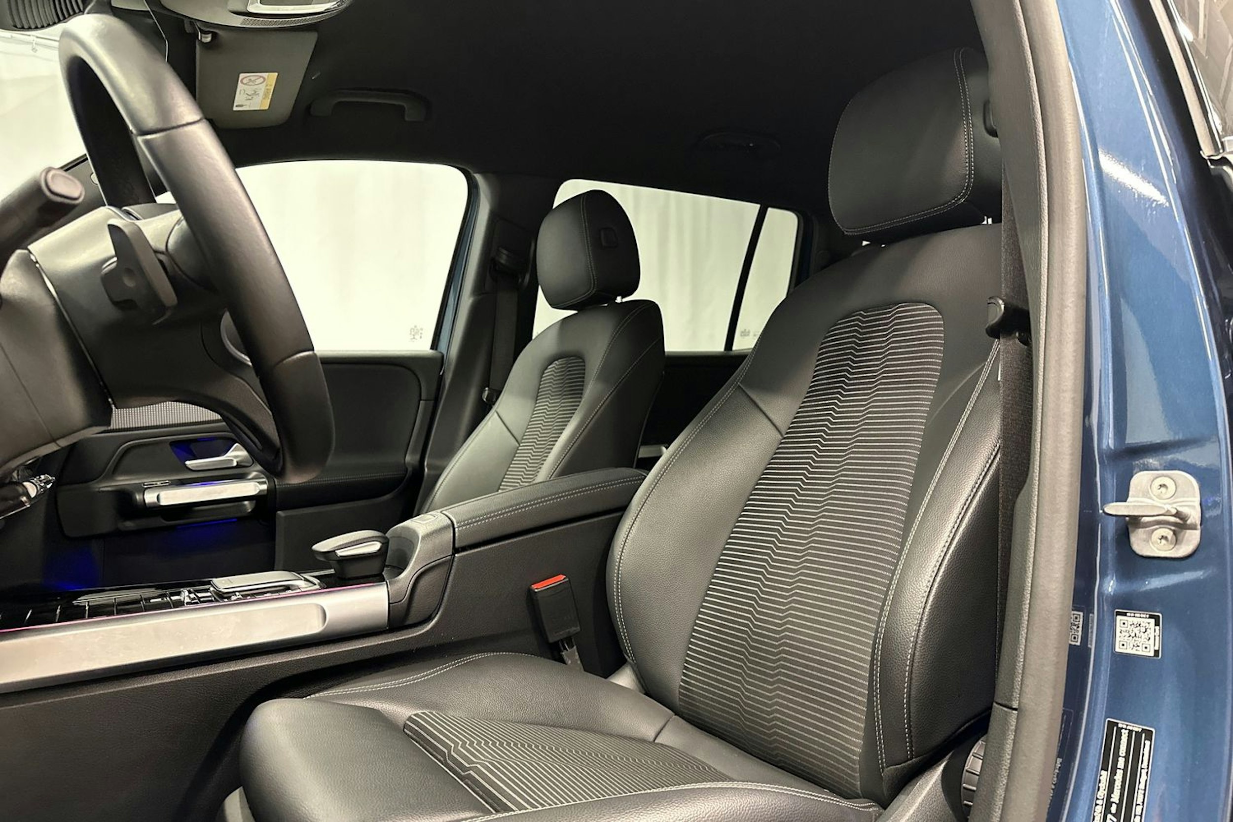 sininen Mercedes-Benz EQB 2023 kuva 16.