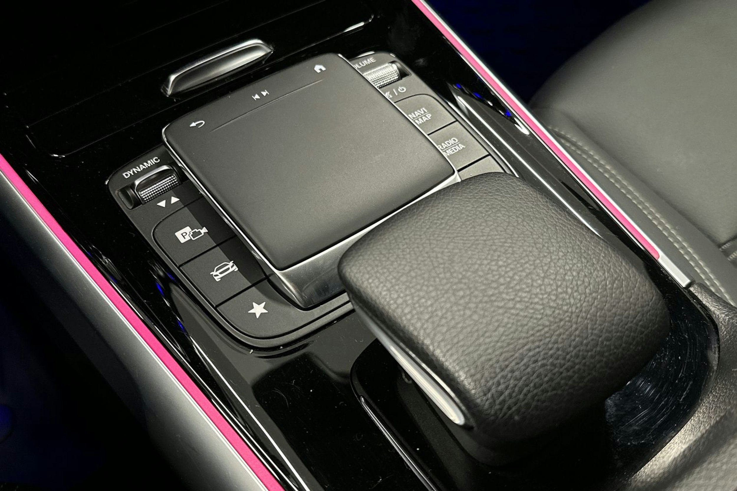 sininen Mercedes-Benz EQB 2023 kuva 20.