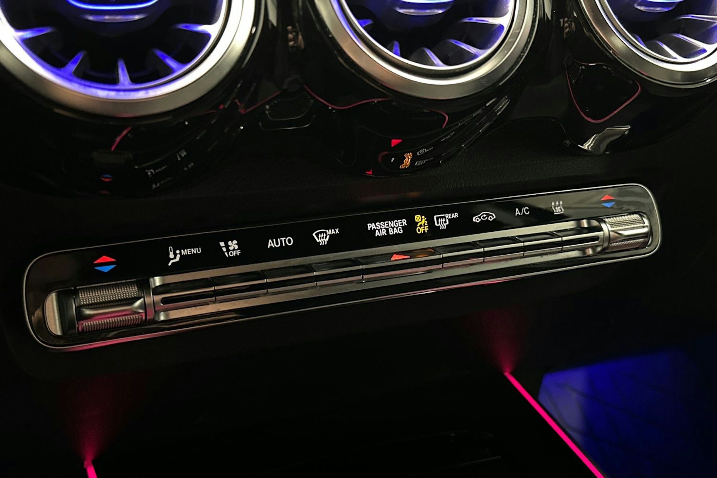 sininen Mercedes-Benz EQB 2023 kuva 21.